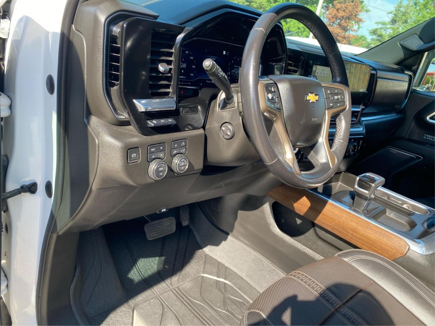 2022 WHITE CHEVROLET SILVERADO 1500 HIGH COUNTRY (1GCUDJEDXNZ) with an 5.3L engine, Automatic transmission, located at 908 SE 14th Street, Des Moines, IA, 50317, (515) 281-0330, 41.580303, -93.597046- Photo#16