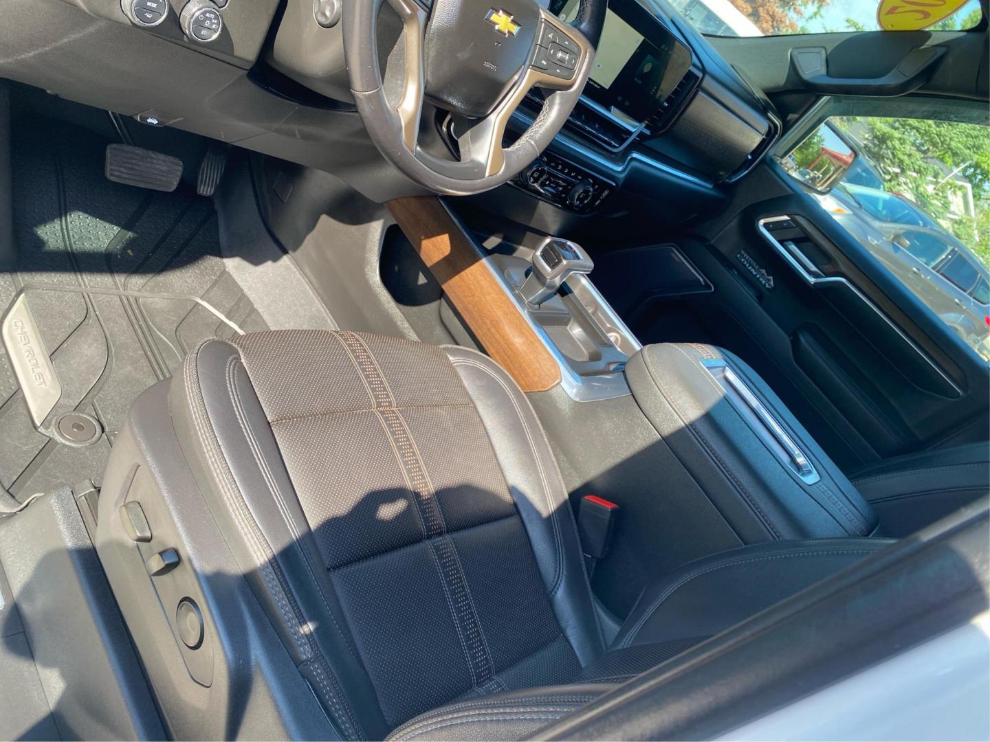 2022 WHITE CHEVROLET SILVERADO 1500 HIGH COUNTRY (1GCUDJEDXNZ) with an 5.3L engine, Automatic transmission, located at 908 SE 14th Street, Des Moines, IA, 50317, (515) 281-0330, 41.580303, -93.597046- Photo#17