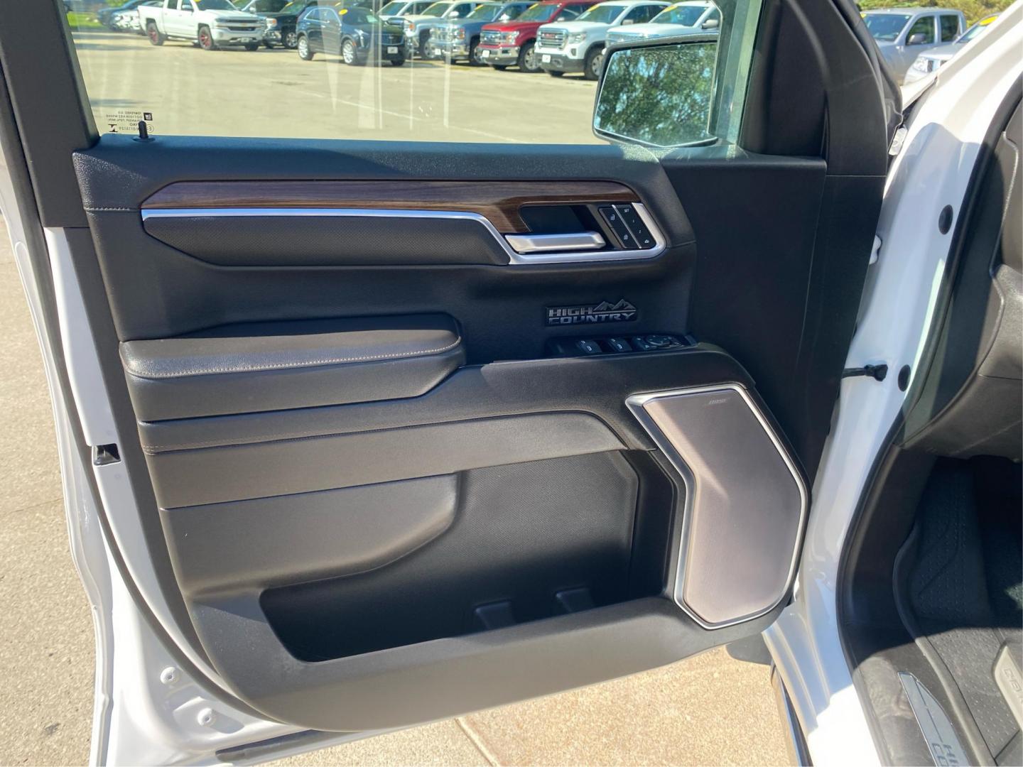 2022 WHITE CHEVROLET SILVERADO 1500 HIGH COUNTRY (1GCUDJEDXNZ) with an 5.3L engine, Automatic transmission, located at 908 SE 14th Street, Des Moines, IA, 50317, (515) 281-0330, 41.580303, -93.597046- Photo#18