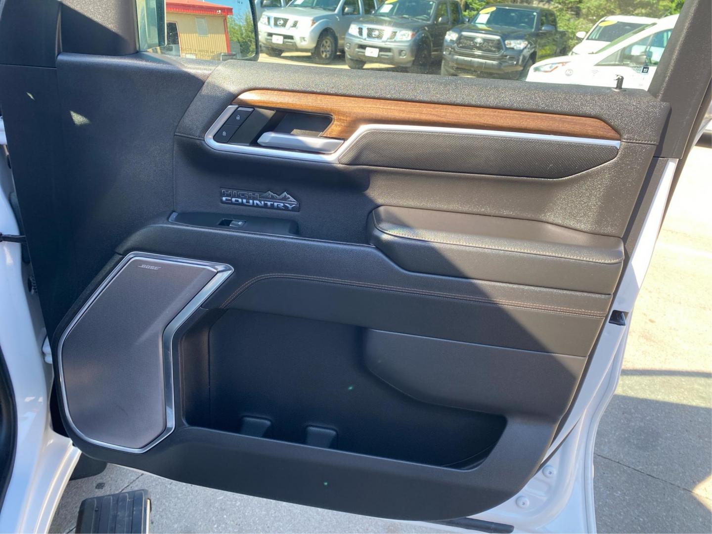 2022 WHITE CHEVROLET SILVERADO 1500 HIGH COUNTRY (1GCUDJEDXNZ) with an 5.3L engine, Automatic transmission, located at 908 SE 14th Street, Des Moines, IA, 50317, (515) 281-0330, 41.580303, -93.597046- Photo#19