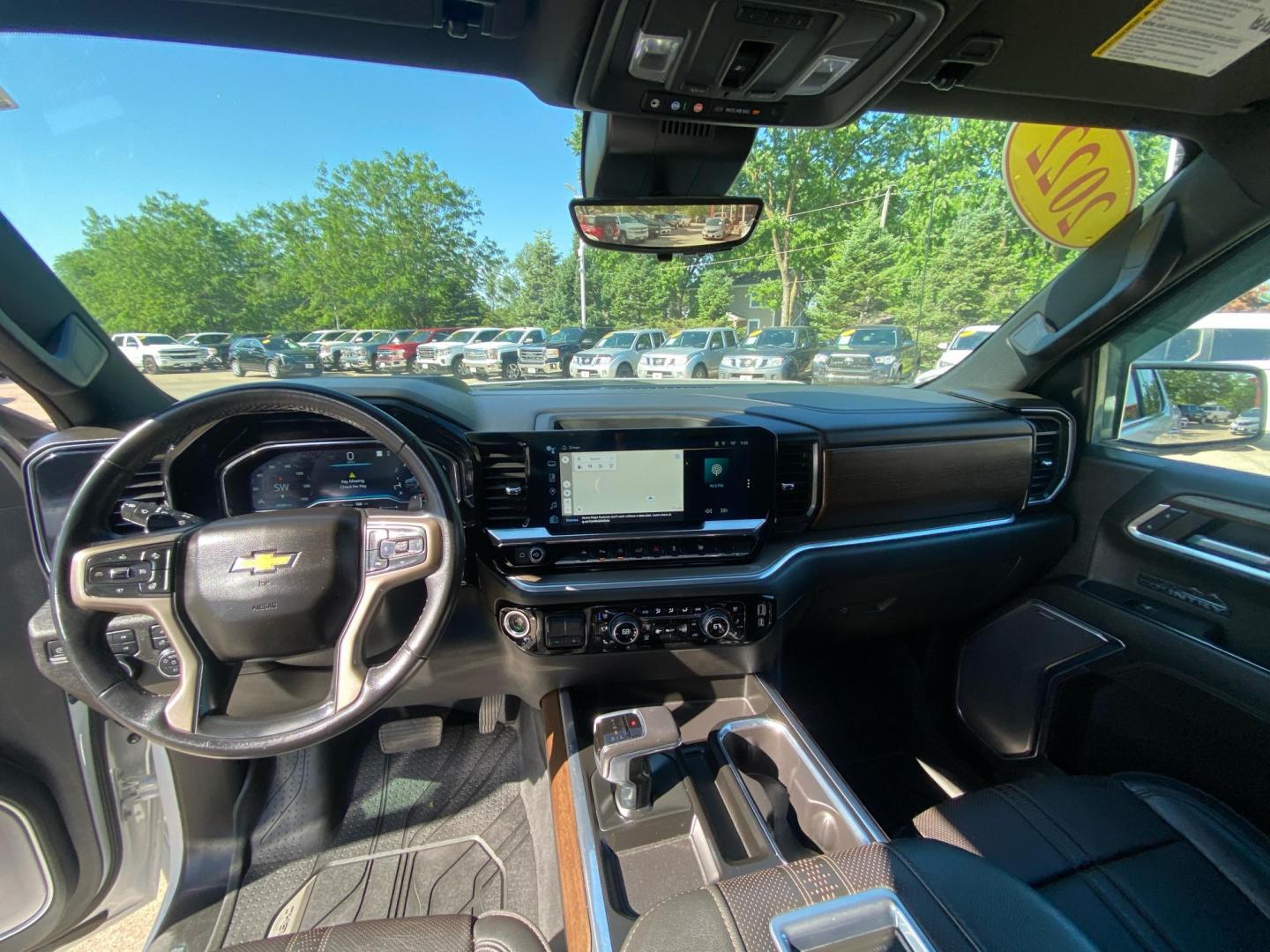 2022 WHITE CHEVROLET SILVERADO 1500 HIGH COUNTRY (1GCUDJEDXNZ) with an 5.3L engine, Automatic transmission, located at 908 SE 14th Street, Des Moines, IA, 50317, (515) 281-0330, 41.580303, -93.597046- Photo#20