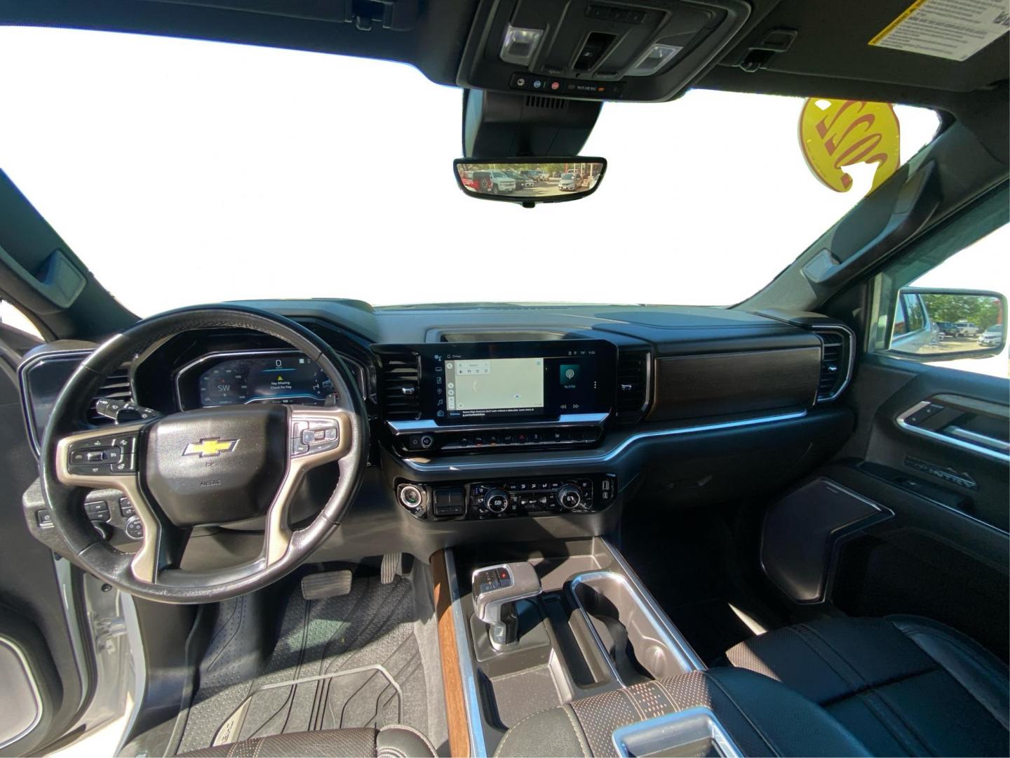 2022 WHITE CHEVROLET SILVERADO 1500 HIGH COUNTRY (1GCUDJEDXNZ) with an 5.3L engine, Automatic transmission, located at 908 SE 14th Street, Des Moines, IA, 50317, (515) 281-0330, 41.580303, -93.597046- Photo#21