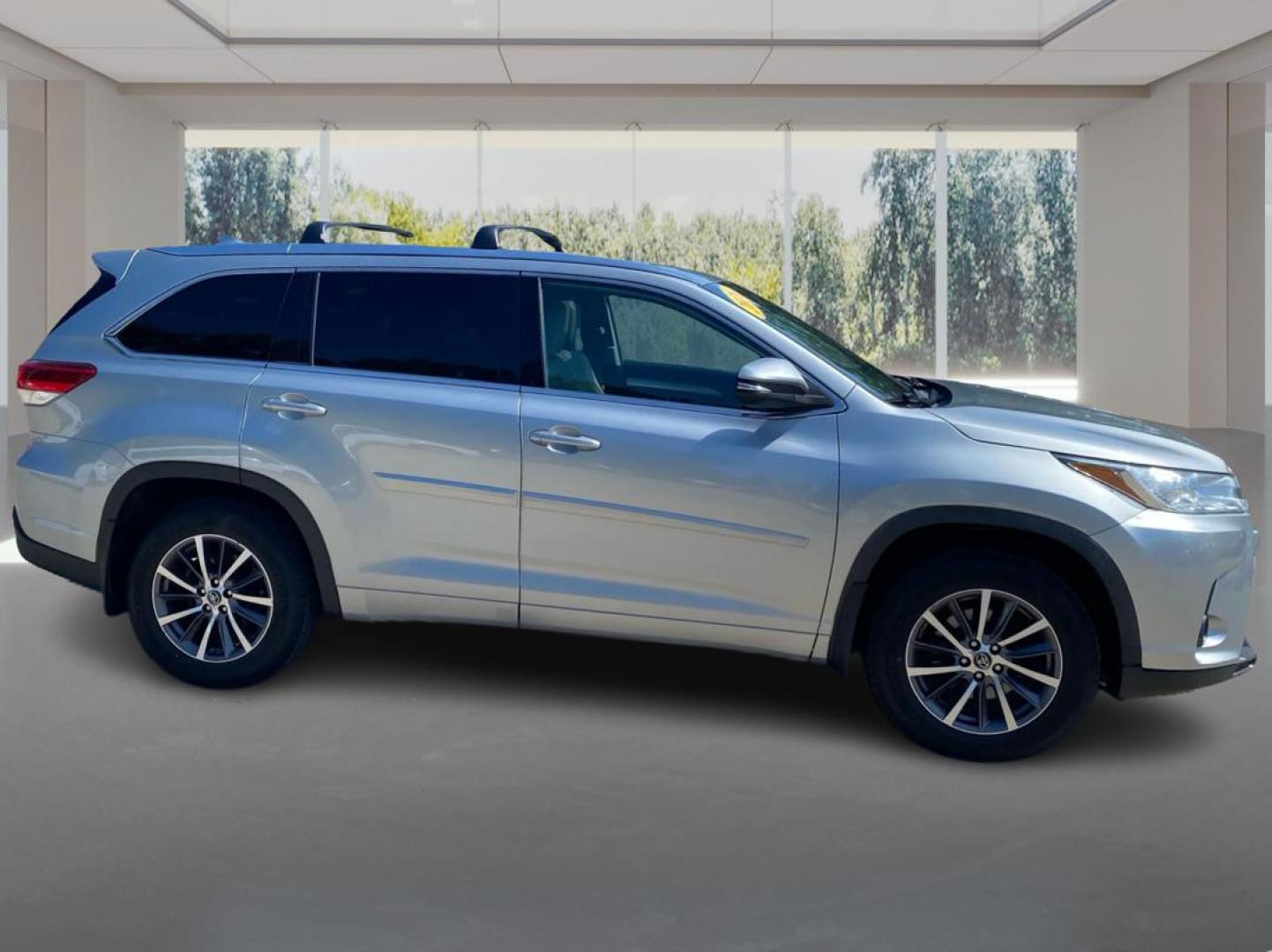 2018 SILVER TOYOTA HIGHLANDER XLE (5TDJZRFH1JS) with an 3.5L engine, Automatic transmission, located at 908 SE 14th Street, Des Moines, IA, 50317, (515) 281-0330, 41.580303, -93.597046 - Photo#1