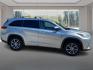 2018 SILVER TOYOTA HIGHLANDER XLE (5TDJZRFH1JS) with an 3.5L engine, Automatic transmission, located at 908 SE 14th Street, Des Moines, IA, 50317, (515) 281-0330, 41.580303, -93.597046 - Photo#1