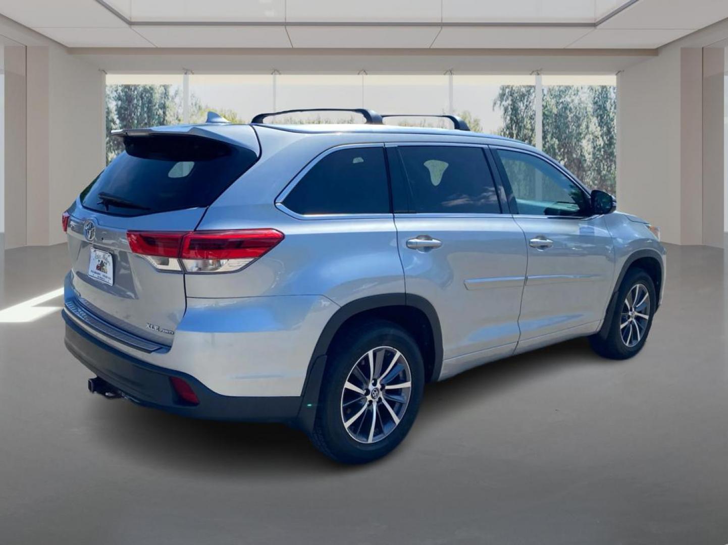 2018 SILVER TOYOTA HIGHLANDER XLE (5TDJZRFH1JS) with an 3.5L engine, Automatic transmission, located at 908 SE 14th Street, Des Moines, IA, 50317, (515) 281-0330, 41.580303, -93.597046 - Photo#2