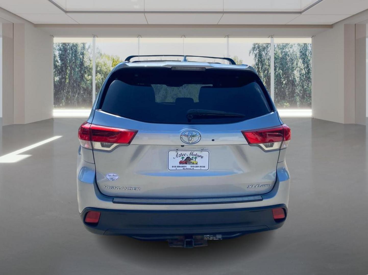 2018 SILVER TOYOTA HIGHLANDER XLE (5TDJZRFH1JS) with an 3.5L engine, Automatic transmission, located at 908 SE 14th Street, Des Moines, IA, 50317, (515) 281-0330, 41.580303, -93.597046 - Photo#3