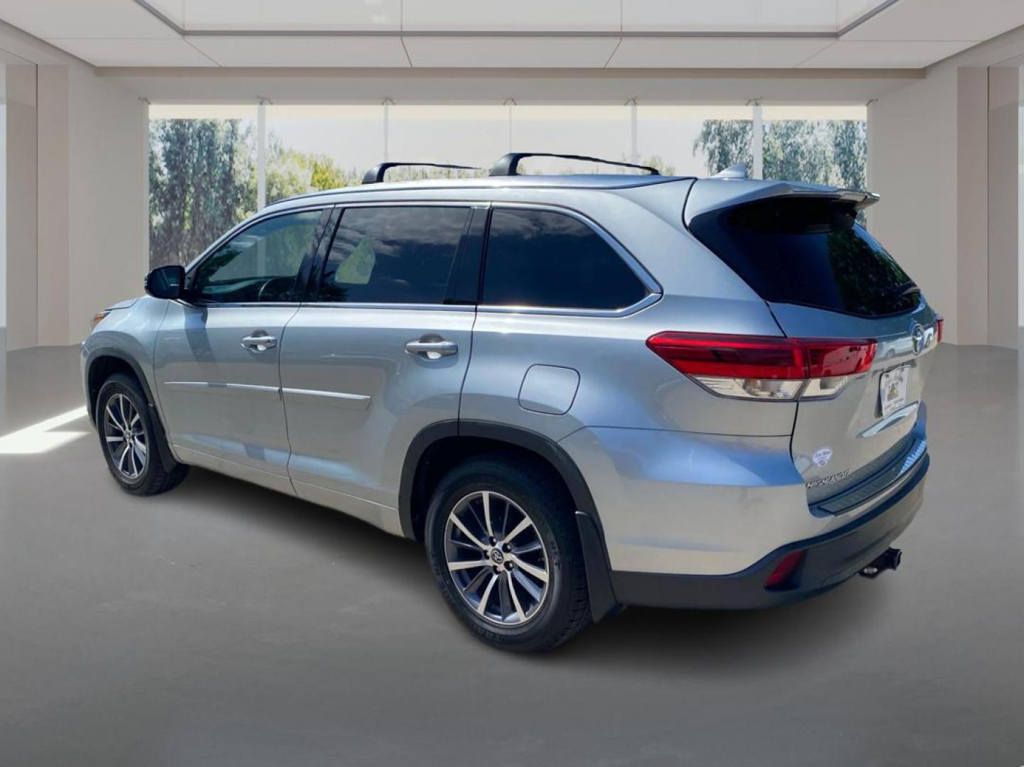 2018 SILVER TOYOTA HIGHLANDER XLE (5TDJZRFH1JS) with an 3.5L engine, Automatic transmission, located at 908 SE 14th Street, Des Moines, IA, 50317, (515) 281-0330, 41.580303, -93.597046 - Photo#4