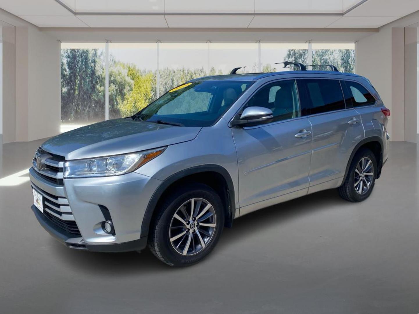 2018 SILVER TOYOTA HIGHLANDER XLE (5TDJZRFH1JS) with an 3.5L engine, Automatic transmission, located at 908 SE 14th Street, Des Moines, IA, 50317, (515) 281-0330, 41.580303, -93.597046 - Photo#7