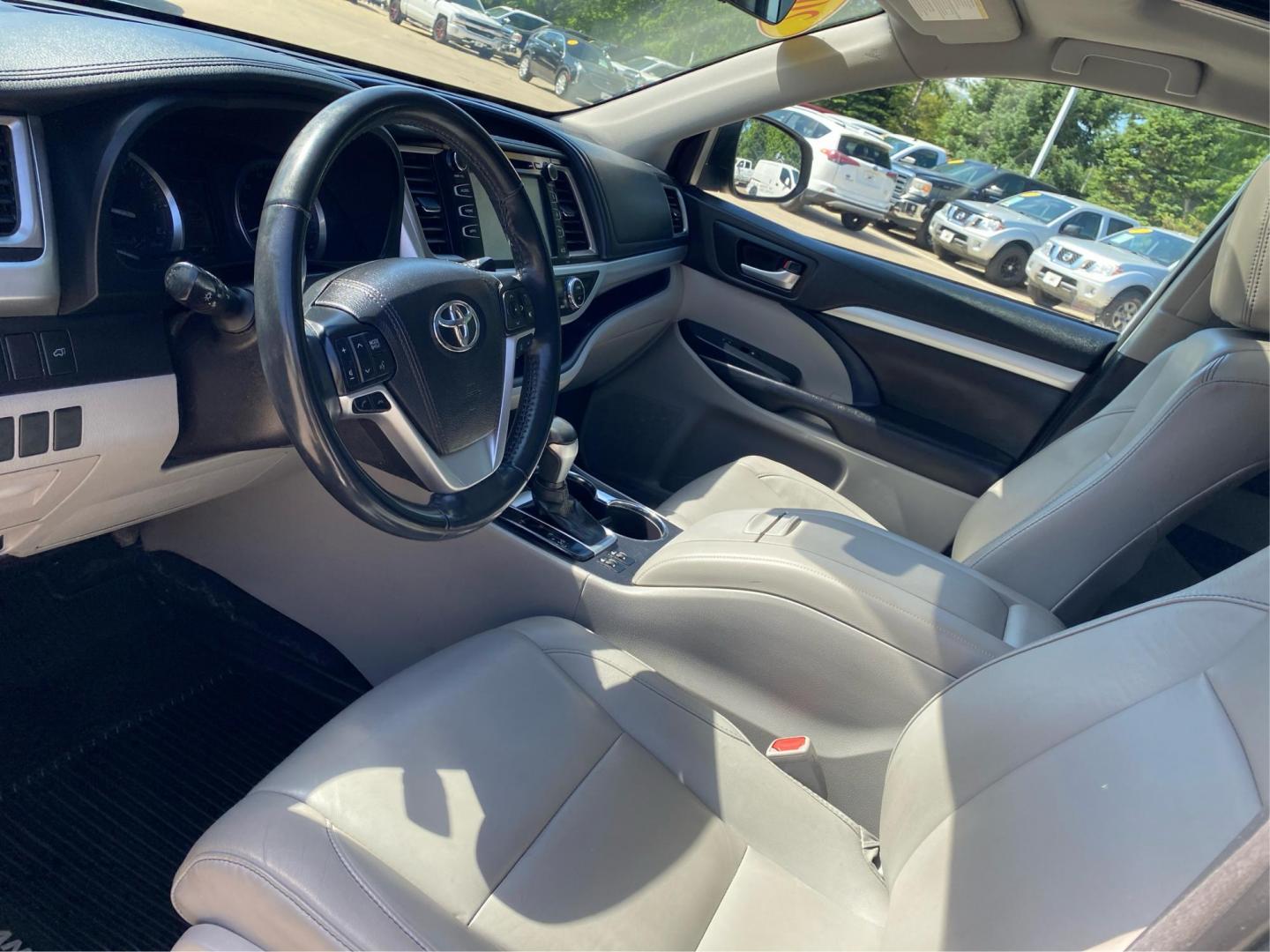 2018 SILVER TOYOTA HIGHLANDER XLE (5TDJZRFH1JS) with an 3.5L engine, Automatic transmission, located at 908 SE 14th Street, Des Moines, IA, 50317, (515) 281-0330, 41.580303, -93.597046 - Photo#8