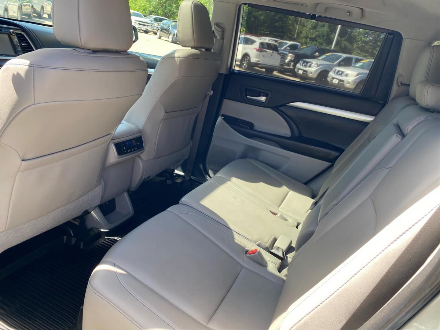 2018 SILVER TOYOTA HIGHLANDER XLE (5TDJZRFH1JS) with an 3.5L engine, Automatic transmission, located at 908 SE 14th Street, Des Moines, IA, 50317, (515) 281-0330, 41.580303, -93.597046 - Photo#9