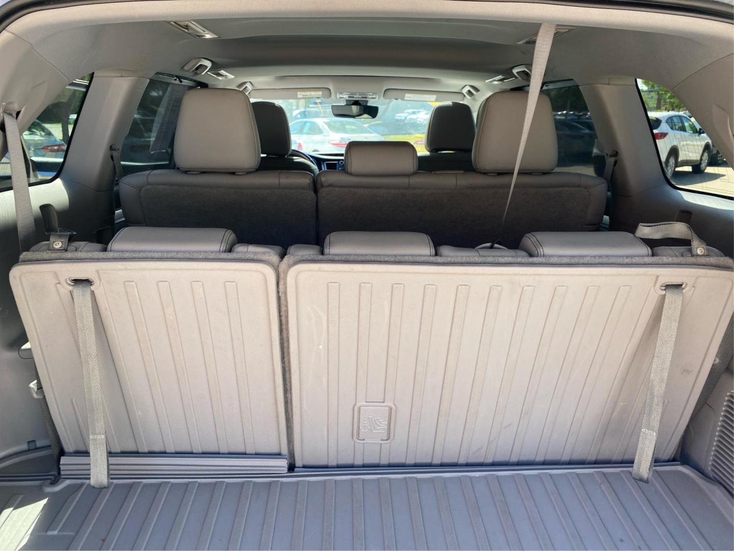 2018 SILVER TOYOTA HIGHLANDER XLE (5TDJZRFH1JS) with an 3.5L engine, Automatic transmission, located at 908 SE 14th Street, Des Moines, IA, 50317, (515) 281-0330, 41.580303, -93.597046 - Photo#12