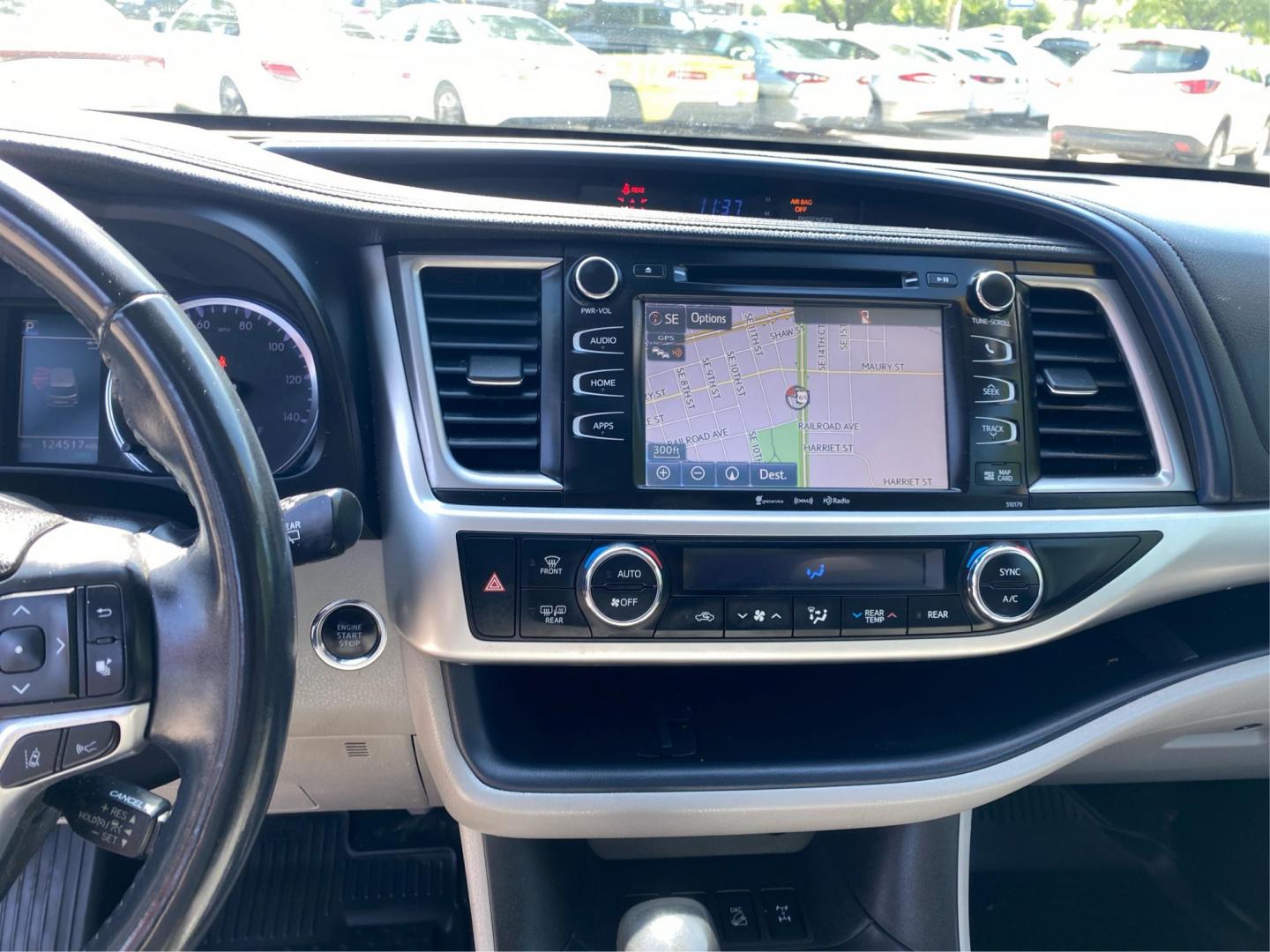 2018 SILVER TOYOTA HIGHLANDER XLE (5TDJZRFH1JS) with an 3.5L engine, Automatic transmission, located at 908 SE 14th Street, Des Moines, IA, 50317, (515) 281-0330, 41.580303, -93.597046 - Photo#13