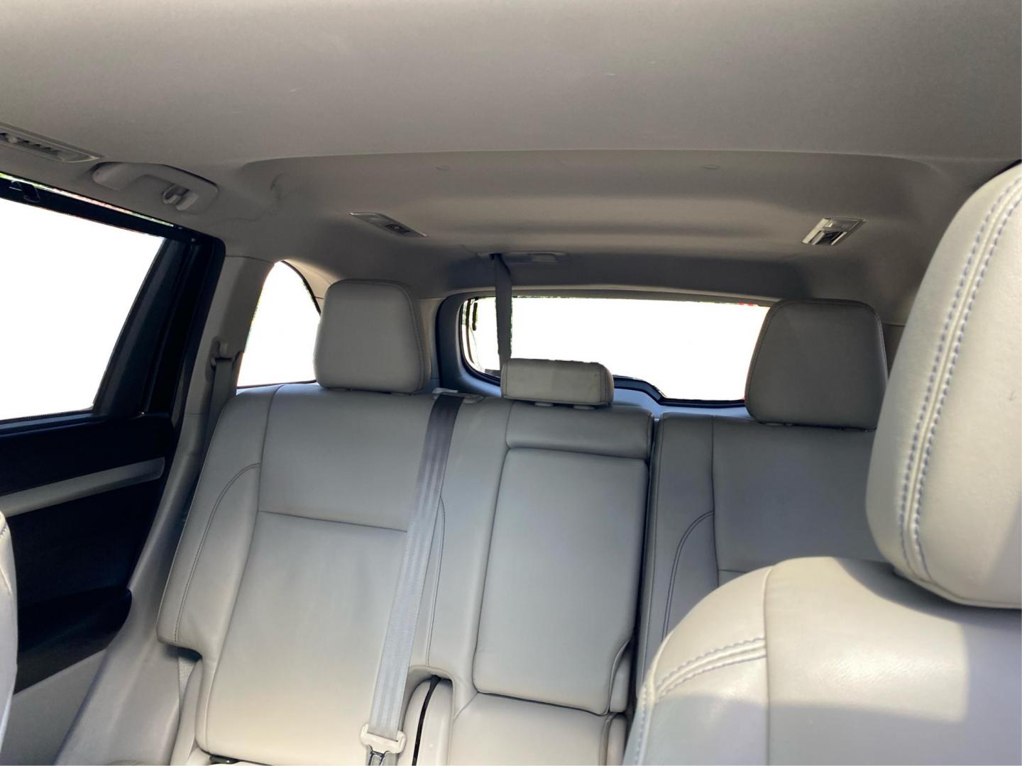 2018 SILVER TOYOTA HIGHLANDER XLE (5TDJZRFH1JS) with an 3.5L engine, Automatic transmission, located at 908 SE 14th Street, Des Moines, IA, 50317, (515) 281-0330, 41.580303, -93.597046 - Photo#14