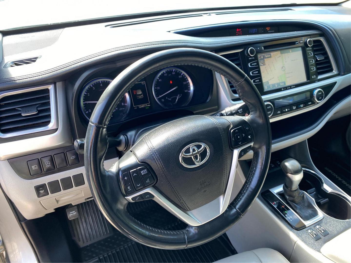 2018 SILVER TOYOTA HIGHLANDER XLE (5TDJZRFH1JS) with an 3.5L engine, Automatic transmission, located at 908 SE 14th Street, Des Moines, IA, 50317, (515) 281-0330, 41.580303, -93.597046 - Photo#16