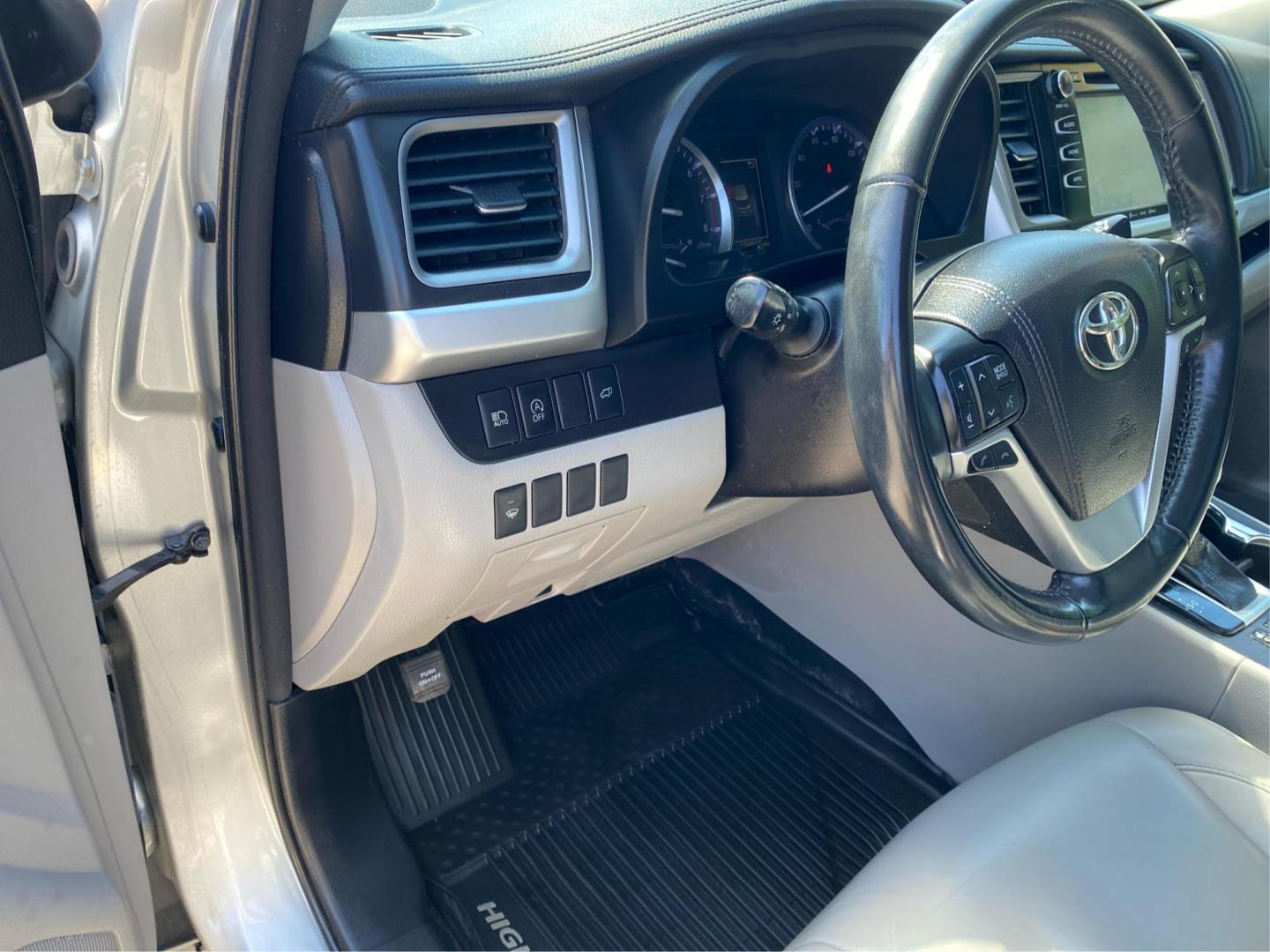 2018 SILVER TOYOTA HIGHLANDER XLE (5TDJZRFH1JS) with an 3.5L engine, Automatic transmission, located at 908 SE 14th Street, Des Moines, IA, 50317, (515) 281-0330, 41.580303, -93.597046 - Photo#17