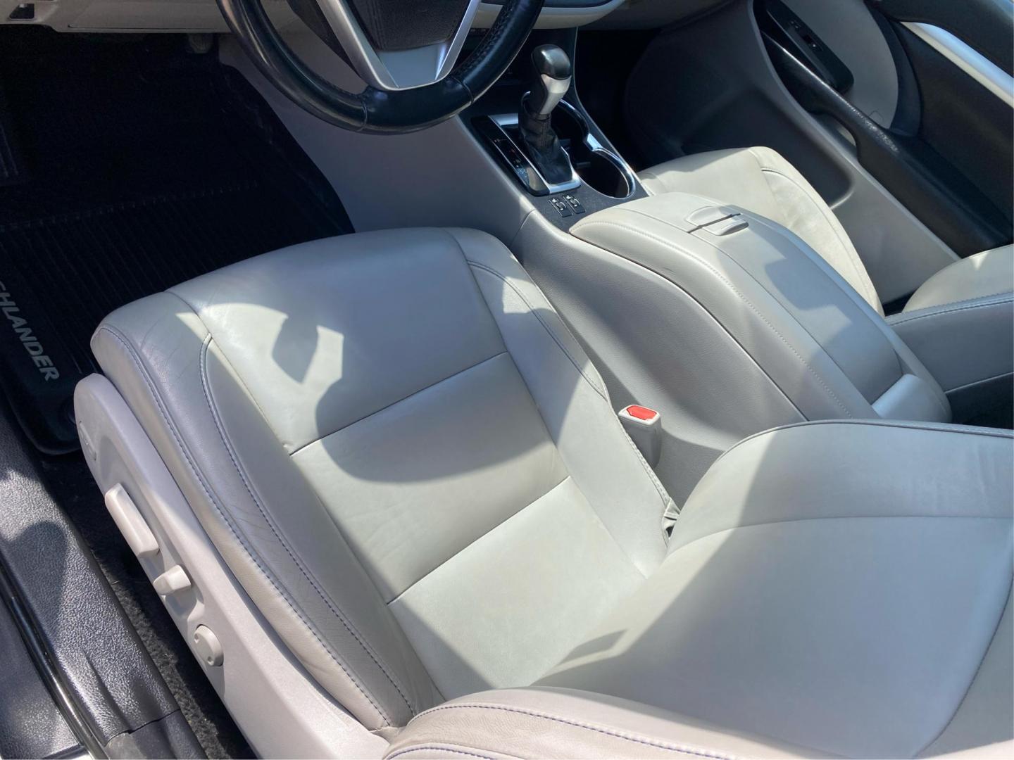 2018 SILVER TOYOTA HIGHLANDER XLE (5TDJZRFH1JS) with an 3.5L engine, Automatic transmission, located at 908 SE 14th Street, Des Moines, IA, 50317, (515) 281-0330, 41.580303, -93.597046 - Photo#18