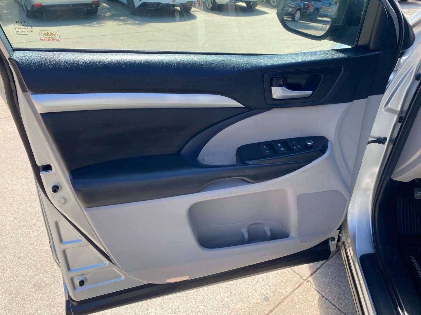 2018 SILVER TOYOTA HIGHLANDER XLE (5TDJZRFH1JS) with an 3.5L engine, Automatic transmission, located at 908 SE 14th Street, Des Moines, IA, 50317, (515) 281-0330, 41.580303, -93.597046 - Photo#19