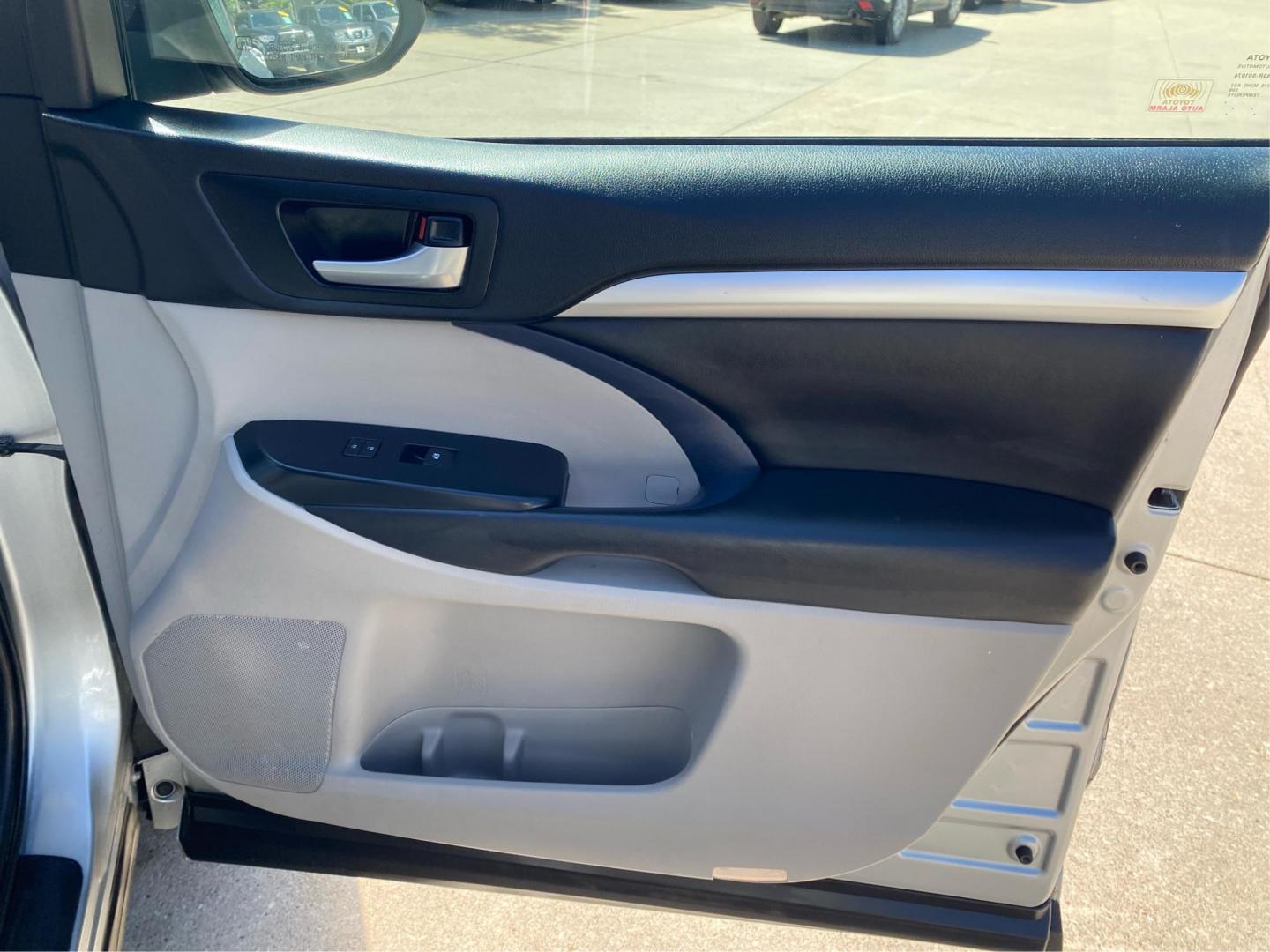 2018 SILVER TOYOTA HIGHLANDER XLE (5TDJZRFH1JS) with an 3.5L engine, Automatic transmission, located at 908 SE 14th Street, Des Moines, IA, 50317, (515) 281-0330, 41.580303, -93.597046 - Photo#20