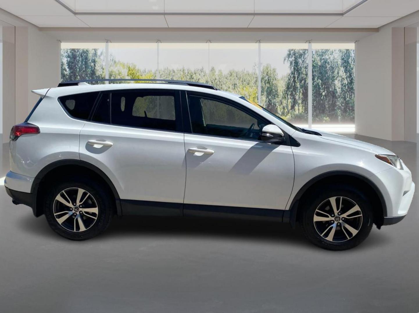 2017 WHITE TOYOTA RAV4 XLE (JTMRFREV9HD) with an 2.5L engine, Automatic transmission, located at 908 SE 14th Street, Des Moines, IA, 50317, (515) 281-0330, 41.580303, -93.597046 - Photo#1