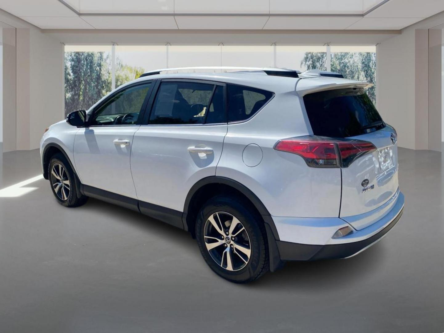 2017 WHITE TOYOTA RAV4 XLE (JTMRFREV9HD) with an 2.5L engine, Automatic transmission, located at 908 SE 14th Street, Des Moines, IA, 50317, (515) 281-0330, 41.580303, -93.597046 - Photo#4
