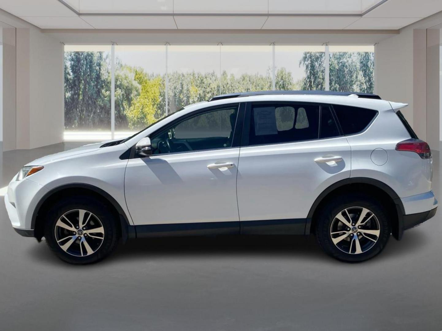 2017 WHITE TOYOTA RAV4 XLE (JTMRFREV9HD) with an 2.5L engine, Automatic transmission, located at 908 SE 14th Street, Des Moines, IA, 50317, (515) 281-0330, 41.580303, -93.597046 - Photo#5