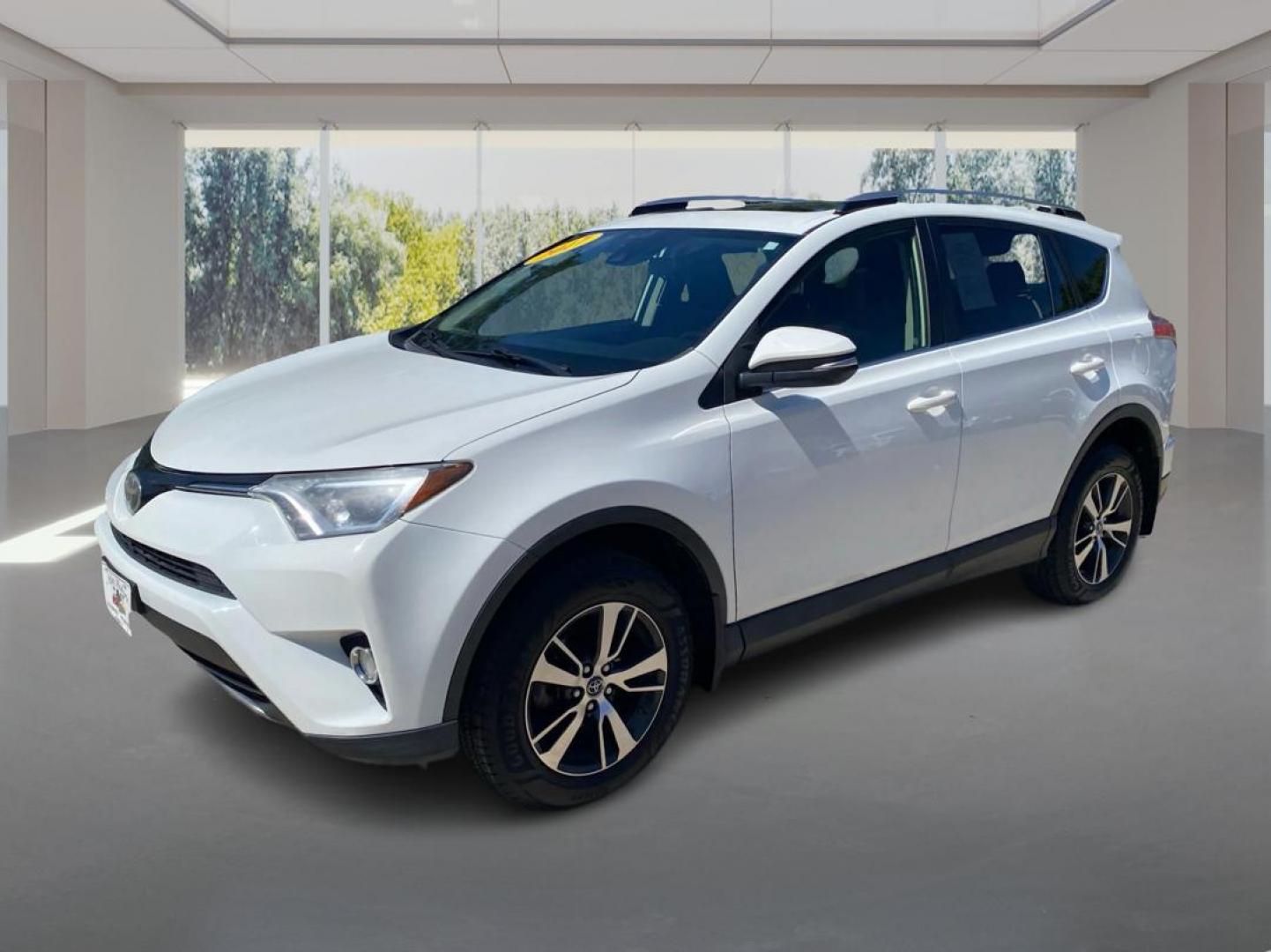 2017 WHITE TOYOTA RAV4 XLE (JTMRFREV9HD) with an 2.5L engine, Automatic transmission, located at 908 SE 14th Street, Des Moines, IA, 50317, (515) 281-0330, 41.580303, -93.597046 - Photo#7