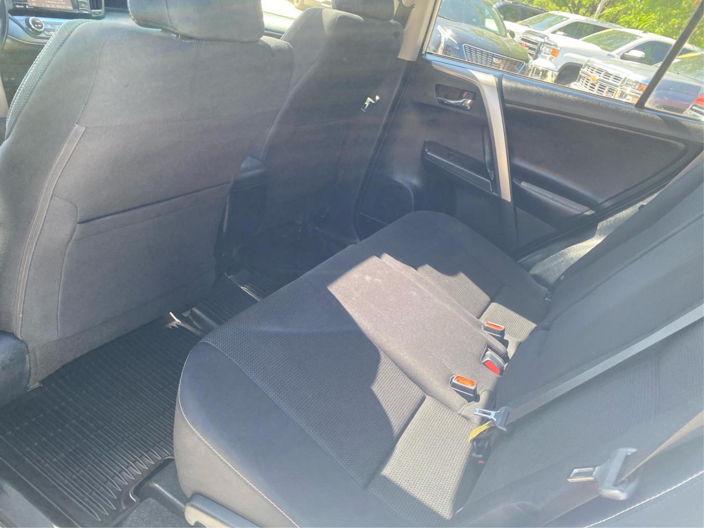 2017 WHITE TOYOTA RAV4 XLE (JTMRFREV9HD) with an 2.5L engine, Automatic transmission, located at 908 SE 14th Street, Des Moines, IA, 50317, (515) 281-0330, 41.580303, -93.597046 - Photo#9