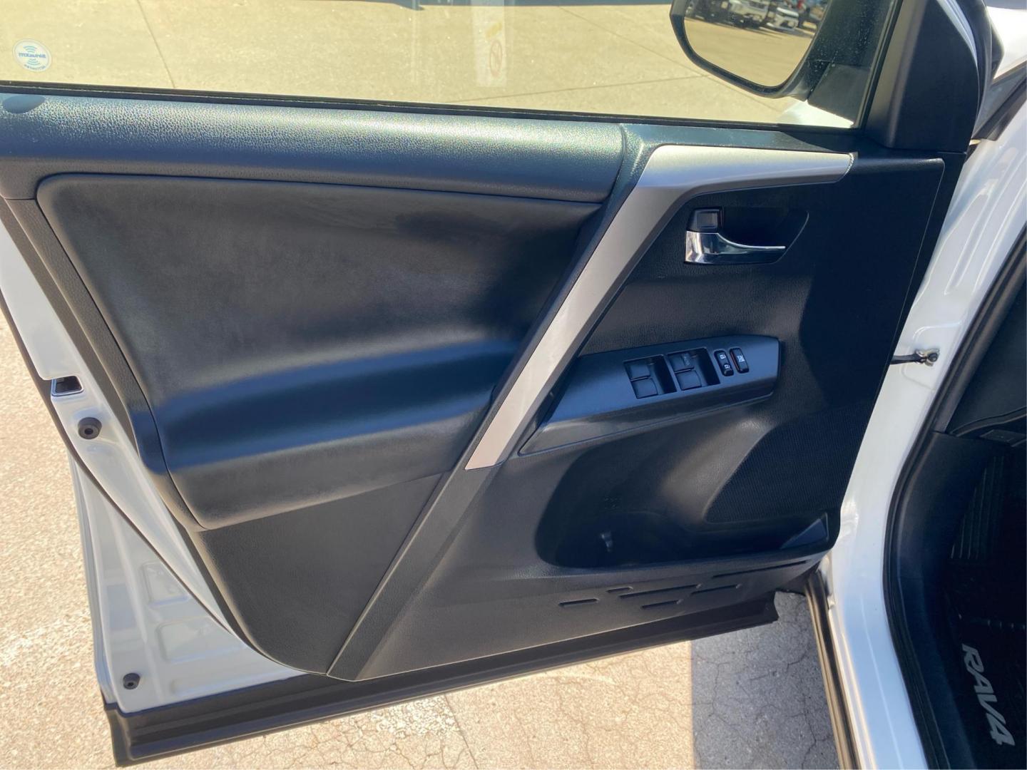 2017 WHITE TOYOTA RAV4 XLE (JTMRFREV9HD) with an 2.5L engine, Automatic transmission, located at 908 SE 14th Street, Des Moines, IA, 50317, (515) 281-0330, 41.580303, -93.597046 - Photo#18