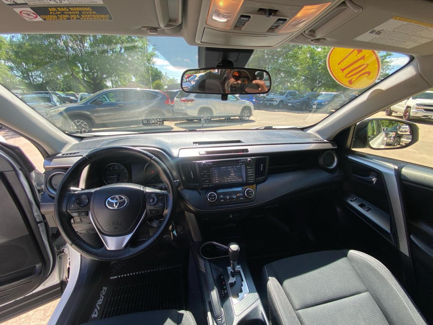 2017 WHITE TOYOTA RAV4 XLE (JTMRFREV9HD) with an 2.5L engine, Automatic transmission, located at 908 SE 14th Street, Des Moines, IA, 50317, (515) 281-0330, 41.580303, -93.597046 - Photo#20
