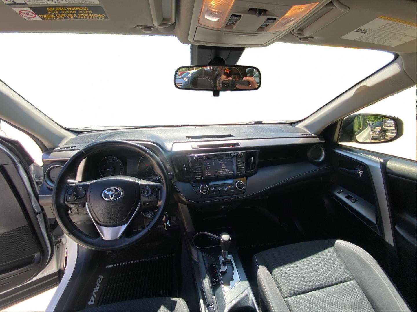 2017 WHITE TOYOTA RAV4 XLE (JTMRFREV9HD) with an 2.5L engine, Automatic transmission, located at 908 SE 14th Street, Des Moines, IA, 50317, (515) 281-0330, 41.580303, -93.597046 - Photo#21