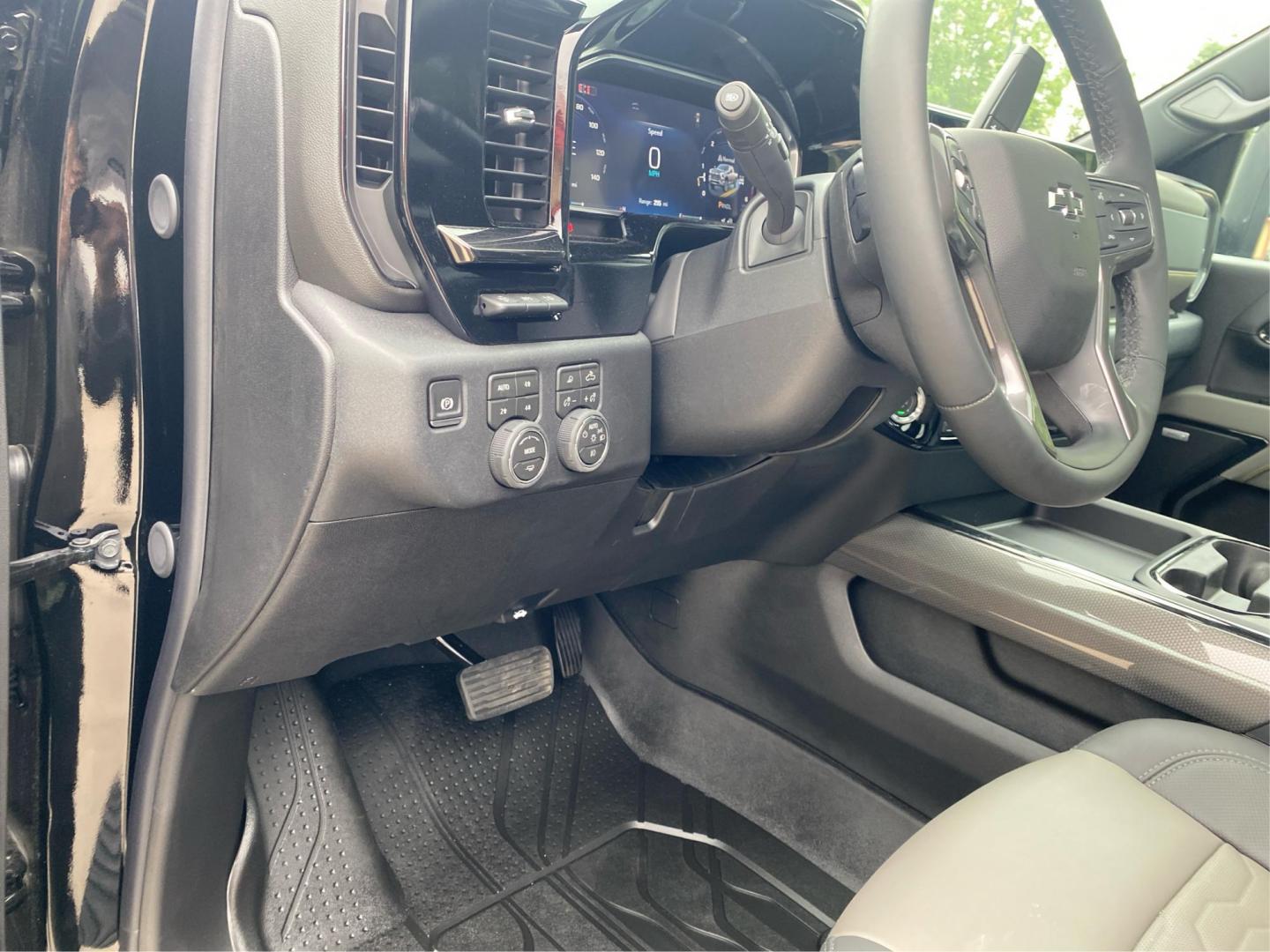 2026 BLACK CHEVROLET SILVERADO 2500 ZR2 (1GC4KYE72TF) with an 6.6L engine, Automatic transmission, located at 908 SE 14th Street, Des Moines, IA, 50317, (515) 281-0330, 41.580303, -93.597046 - Photo#16