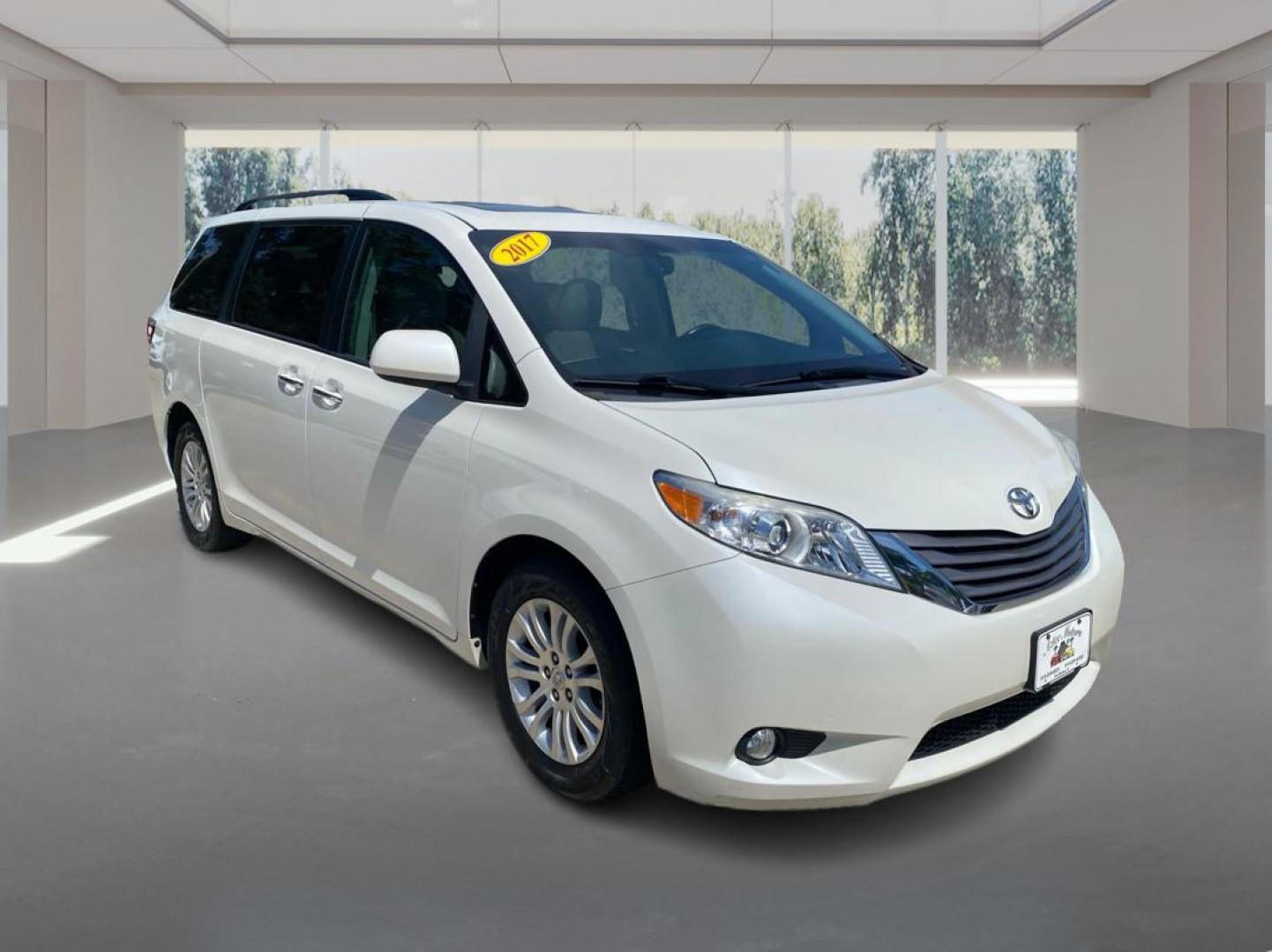 2017 Toyota Sienna XLE V6 7-Passenger Access Seat's photo