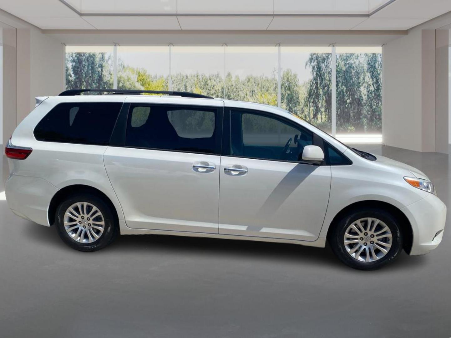 2017 WHITE TOYOTA SIENNA XLE (5TDYZ3DC1HS) with an 3.5L engine, Automatic transmission, located at 908 SE 14th Street, Des Moines, IA, 50317, (515) 281-0330, 41.580303, -93.597046 - Photo#1