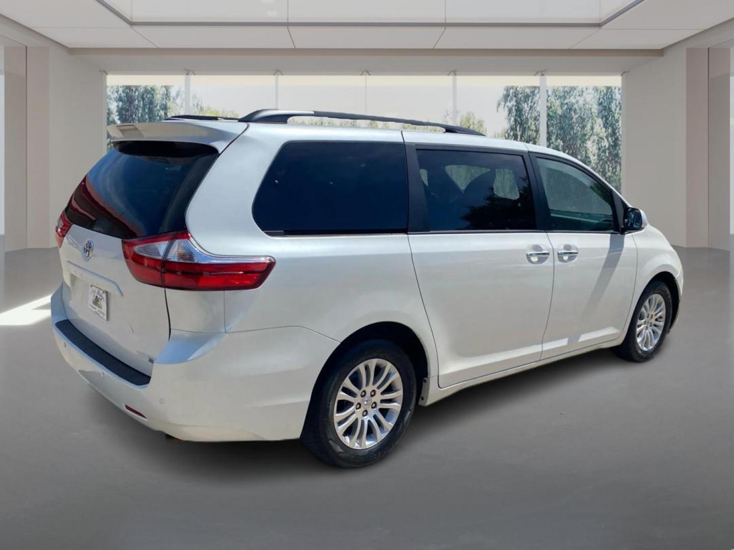 2017 WHITE TOYOTA SIENNA XLE (5TDYZ3DC1HS) with an 3.5L engine, Automatic transmission, located at 908 SE 14th Street, Des Moines, IA, 50317, (515) 281-0330, 41.580303, -93.597046 - Photo#2