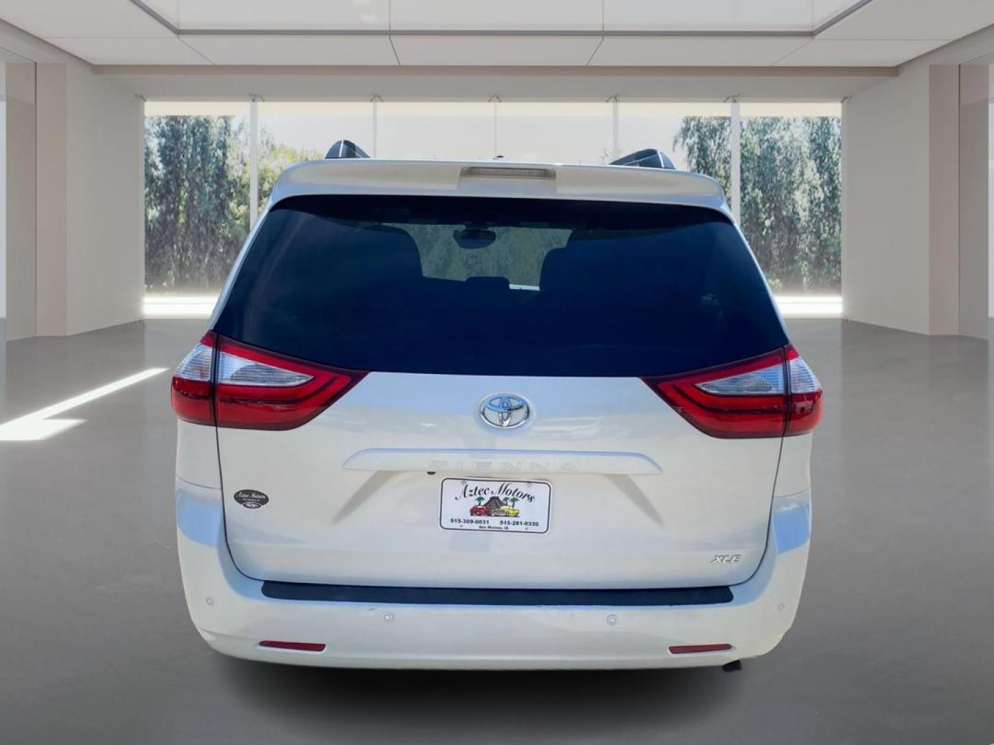 2017 WHITE TOYOTA SIENNA XLE (5TDYZ3DC1HS) with an 3.5L engine, Automatic transmission, located at 908 SE 14th Street, Des Moines, IA, 50317, (515) 281-0330, 41.580303, -93.597046 - Photo#3