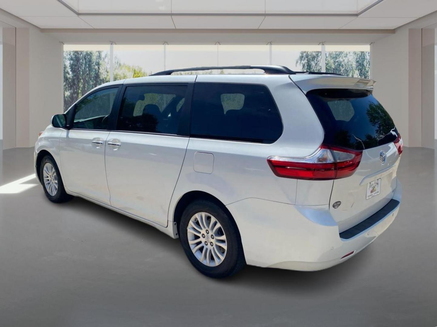 2017 WHITE TOYOTA SIENNA XLE (5TDYZ3DC1HS) with an 3.5L engine, Automatic transmission, located at 908 SE 14th Street, Des Moines, IA, 50317, (515) 281-0330, 41.580303, -93.597046 - Photo#4