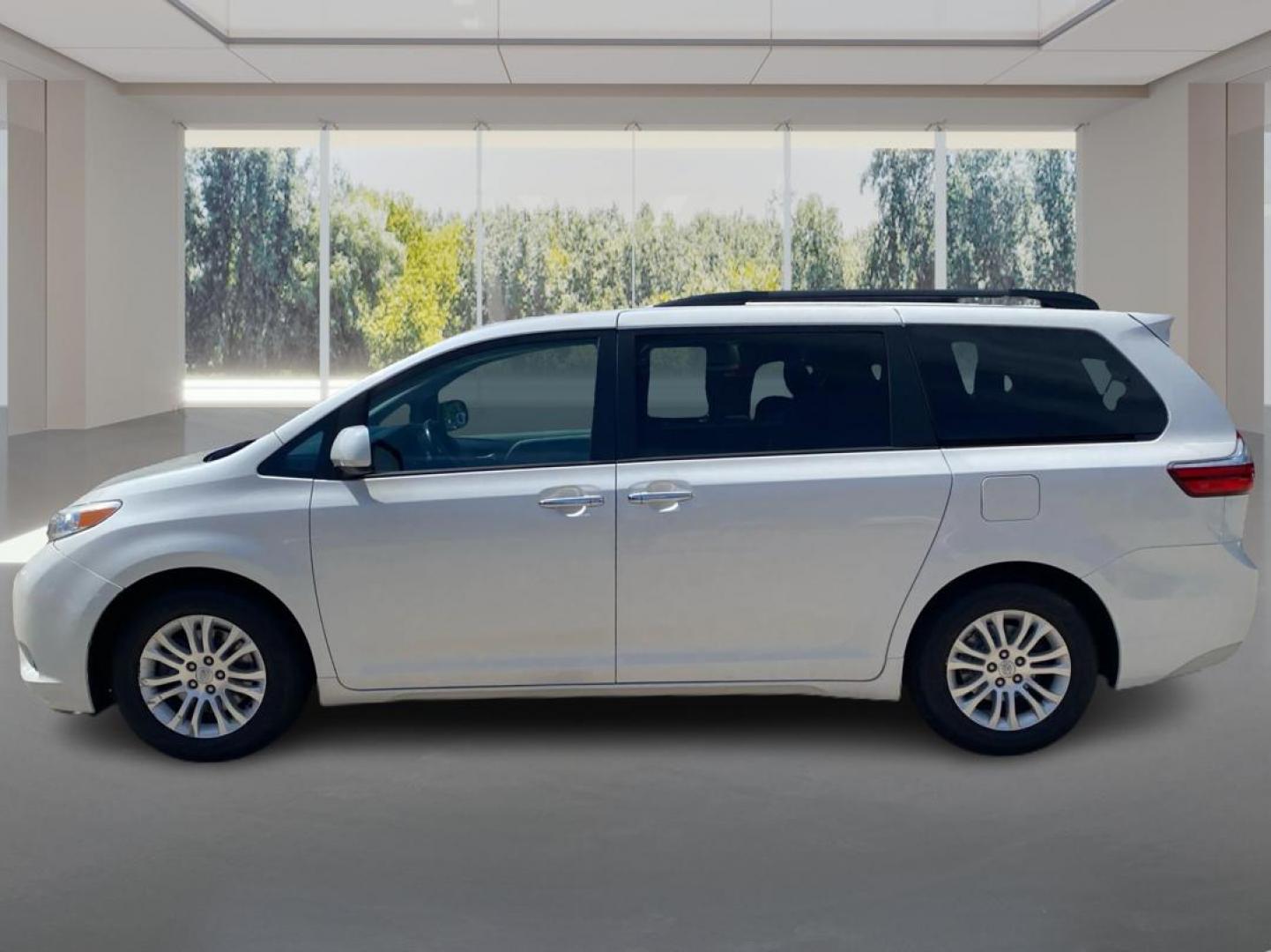 2017 WHITE TOYOTA SIENNA XLE (5TDYZ3DC1HS) with an 3.5L engine, Automatic transmission, located at 908 SE 14th Street, Des Moines, IA, 50317, (515) 281-0330, 41.580303, -93.597046 - Photo#5