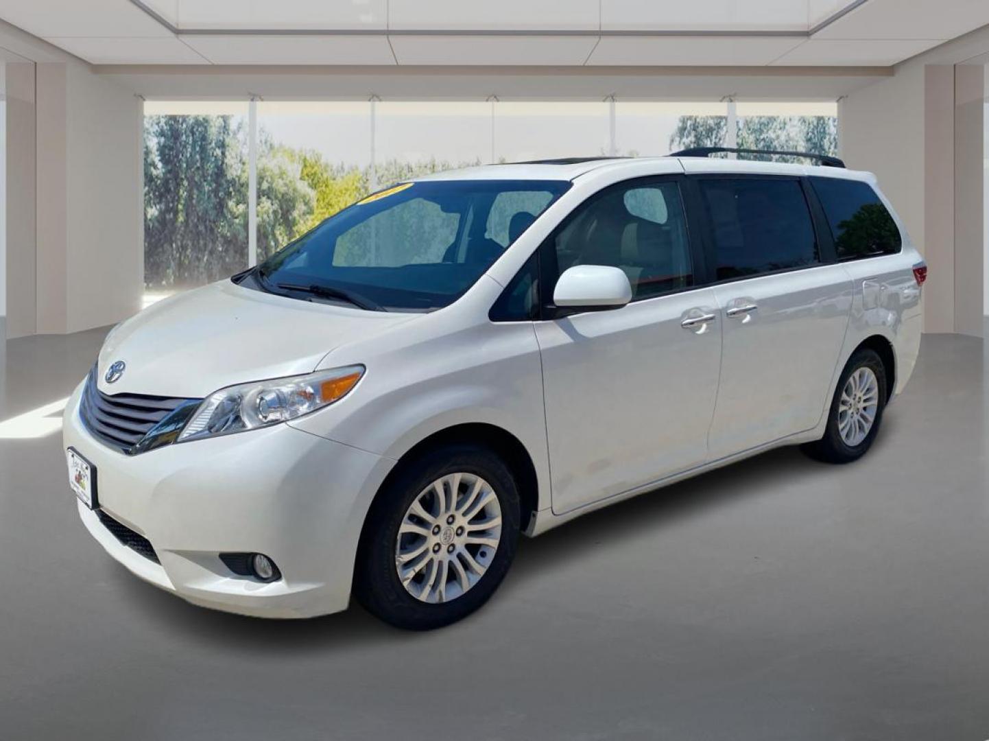2017 WHITE TOYOTA SIENNA XLE (5TDYZ3DC1HS) with an 3.5L engine, Automatic transmission, located at 908 SE 14th Street, Des Moines, IA, 50317, (515) 281-0330, 41.580303, -93.597046 - Photo#7