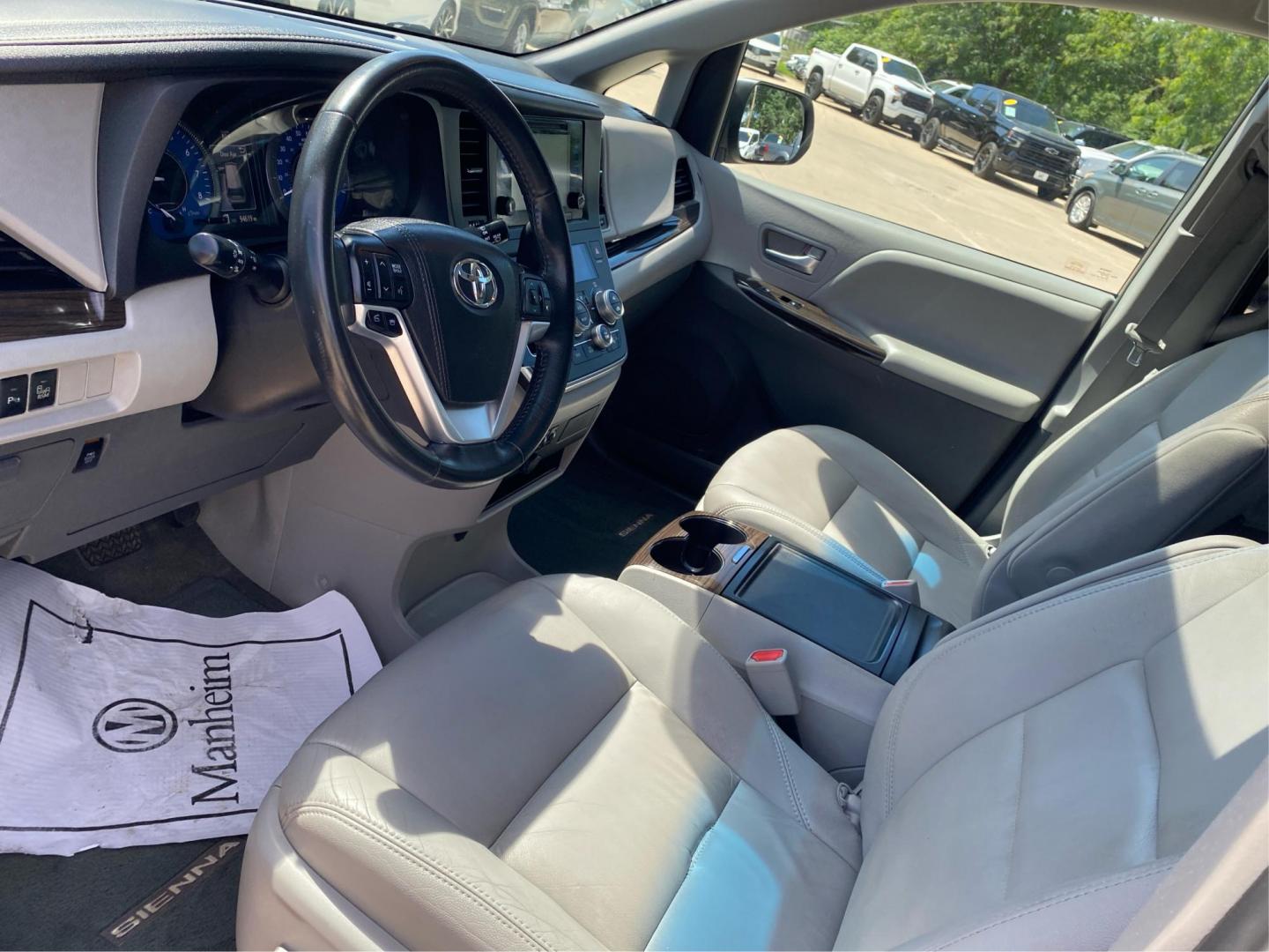 2017 WHITE TOYOTA SIENNA XLE (5TDYZ3DC1HS) with an 3.5L engine, Automatic transmission, located at 908 SE 14th Street, Des Moines, IA, 50317, (515) 281-0330, 41.580303, -93.597046 - Photo#8