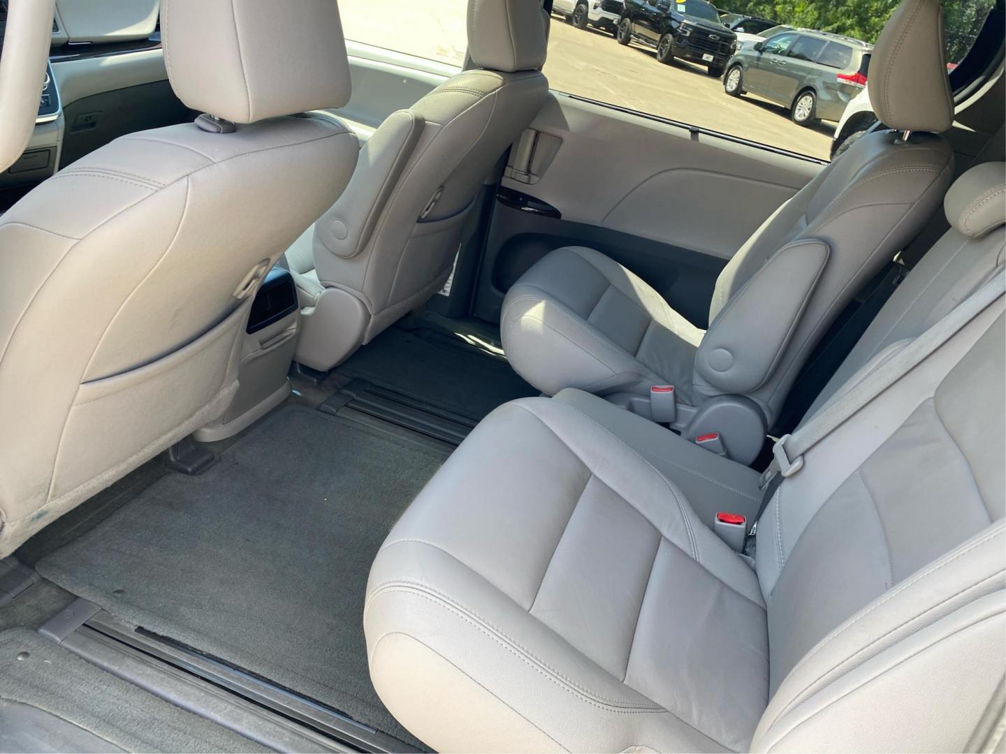 2017 WHITE TOYOTA SIENNA XLE (5TDYZ3DC1HS) with an 3.5L engine, Automatic transmission, located at 908 SE 14th Street, Des Moines, IA, 50317, (515) 281-0330, 41.580303, -93.597046 - Photo#9