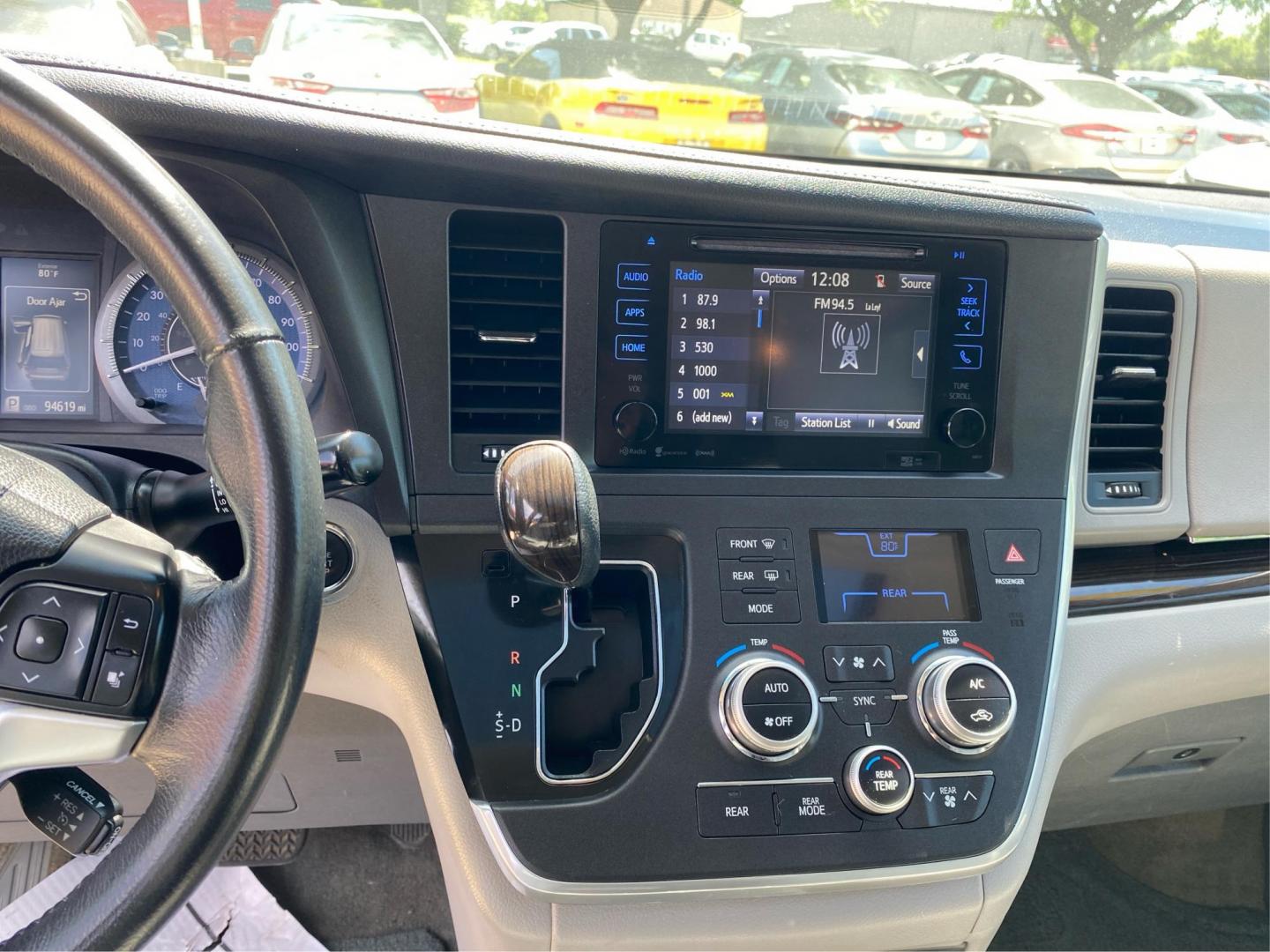 2017 WHITE TOYOTA SIENNA XLE (5TDYZ3DC1HS) with an 3.5L engine, Automatic transmission, located at 908 SE 14th Street, Des Moines, IA, 50317, (515) 281-0330, 41.580303, -93.597046 - Photo#13