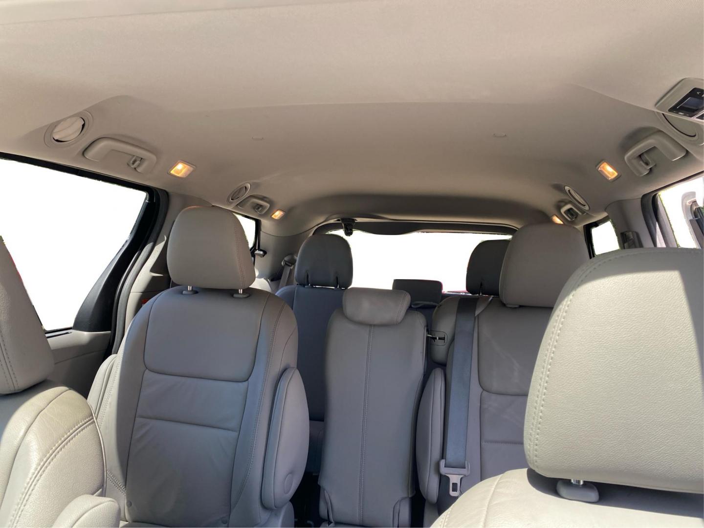2017 WHITE TOYOTA SIENNA XLE (5TDYZ3DC1HS) with an 3.5L engine, Automatic transmission, located at 908 SE 14th Street, Des Moines, IA, 50317, (515) 281-0330, 41.580303, -93.597046 - Photo#14