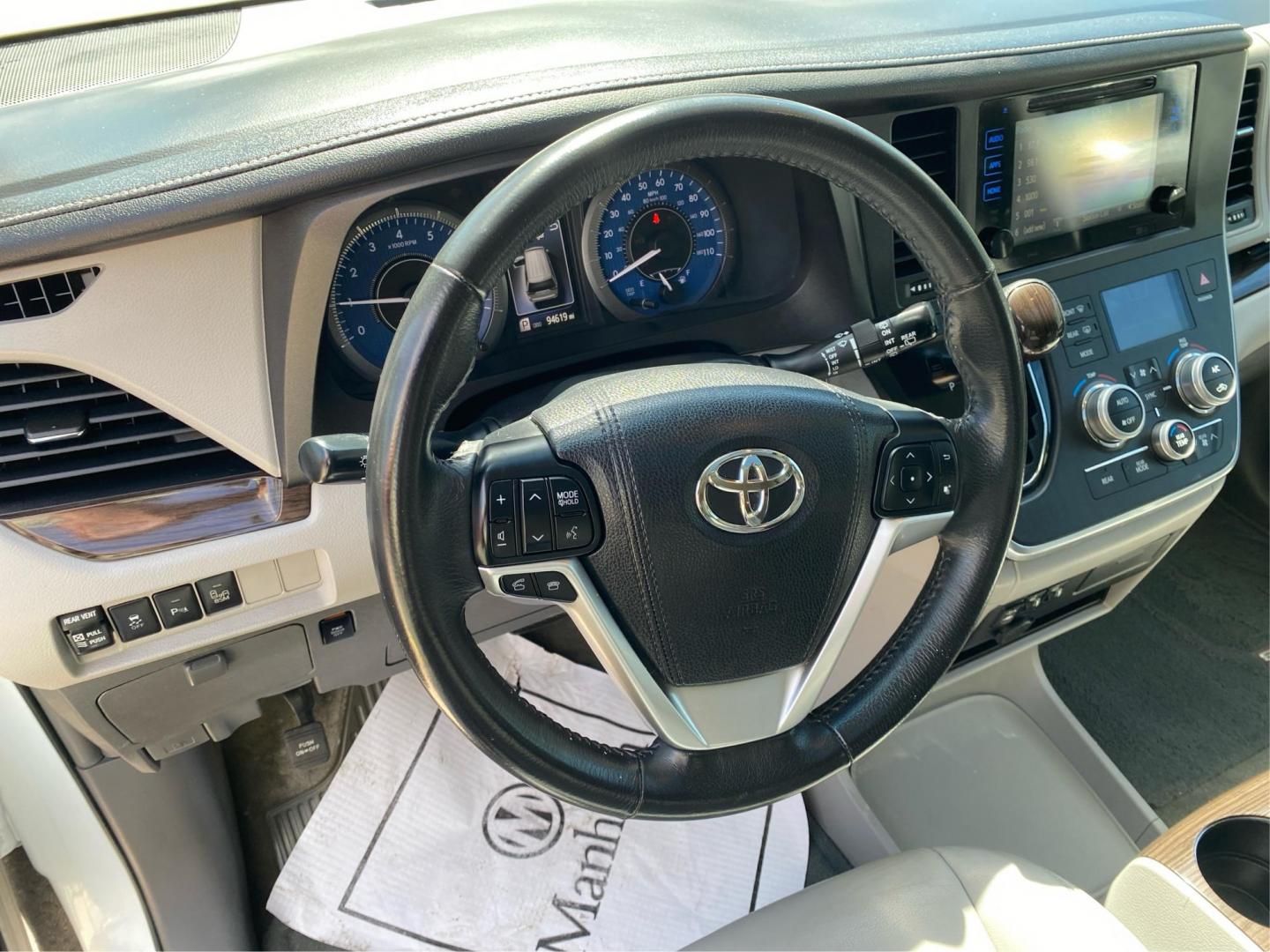 2017 WHITE TOYOTA SIENNA XLE (5TDYZ3DC1HS) with an 3.5L engine, Automatic transmission, located at 908 SE 14th Street, Des Moines, IA, 50317, (515) 281-0330, 41.580303, -93.597046 - Photo#16
