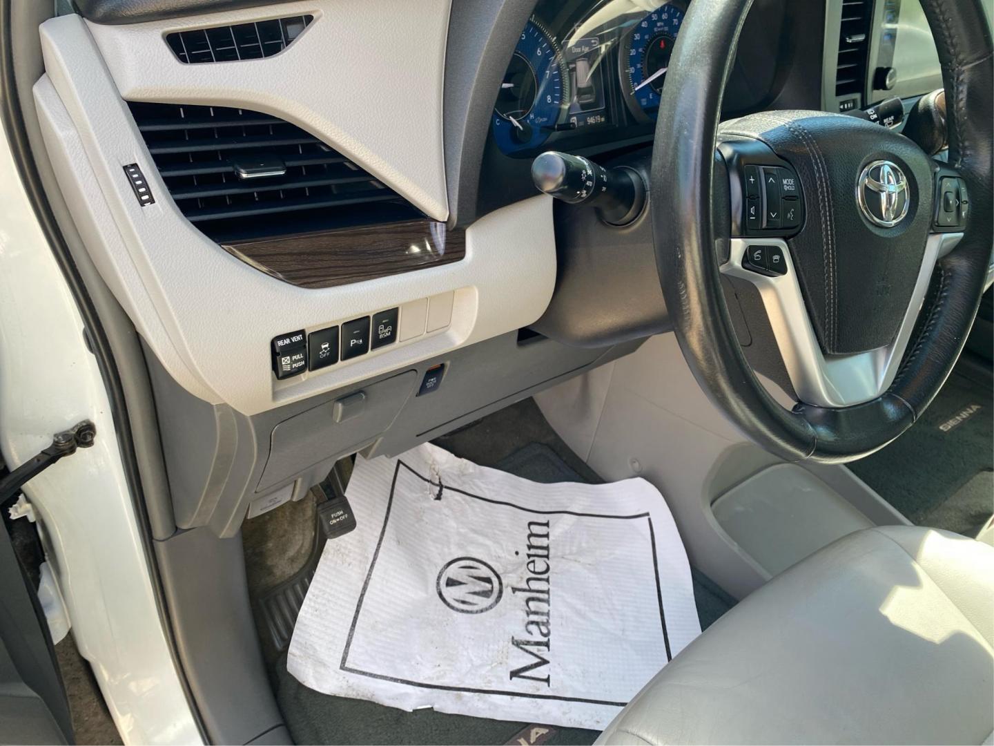 2017 WHITE TOYOTA SIENNA XLE (5TDYZ3DC1HS) with an 3.5L engine, Automatic transmission, located at 908 SE 14th Street, Des Moines, IA, 50317, (515) 281-0330, 41.580303, -93.597046 - Photo#17