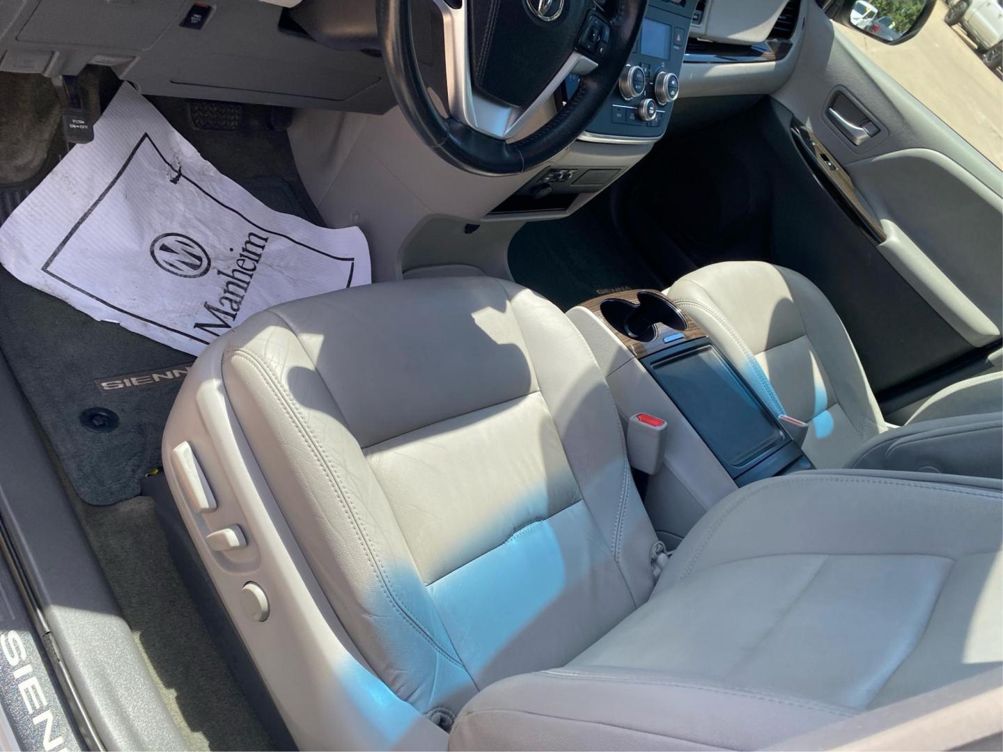 2017 WHITE TOYOTA SIENNA XLE (5TDYZ3DC1HS) with an 3.5L engine, Automatic transmission, located at 908 SE 14th Street, Des Moines, IA, 50317, (515) 281-0330, 41.580303, -93.597046 - Photo#18