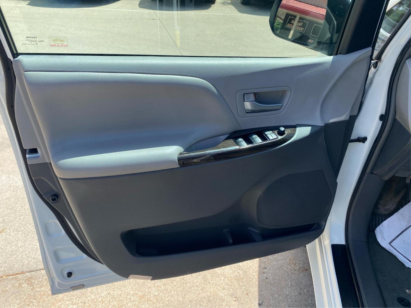 2017 WHITE TOYOTA SIENNA XLE (5TDYZ3DC1HS) with an 3.5L engine, Automatic transmission, located at 908 SE 14th Street, Des Moines, IA, 50317, (515) 281-0330, 41.580303, -93.597046 - Photo#19