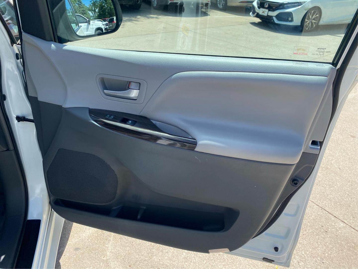 2017 WHITE TOYOTA SIENNA XLE (5TDYZ3DC1HS) with an 3.5L engine, Automatic transmission, located at 908 SE 14th Street, Des Moines, IA, 50317, (515) 281-0330, 41.580303, -93.597046 - Photo#20