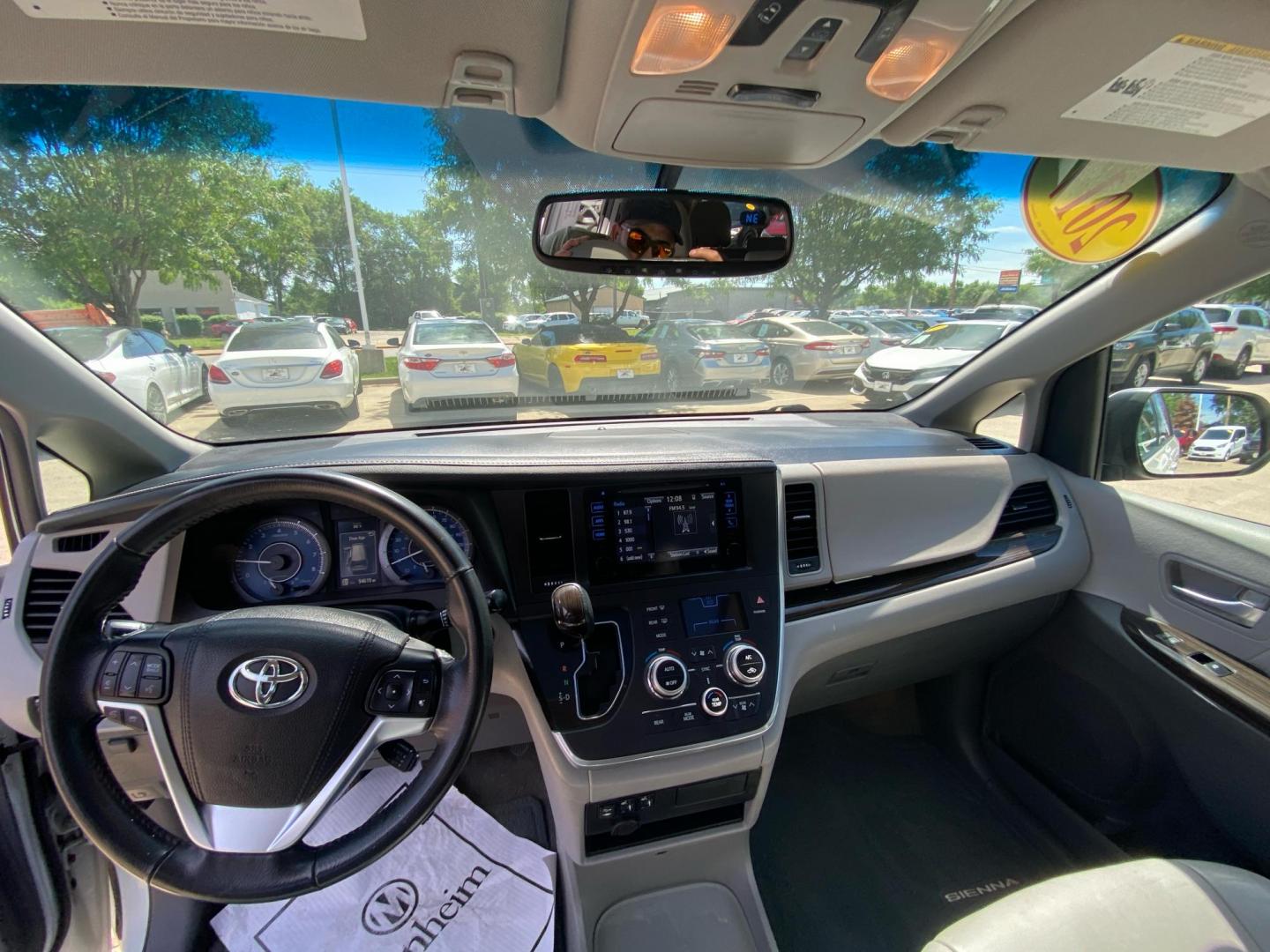 2017 WHITE TOYOTA SIENNA XLE (5TDYZ3DC1HS) with an 3.5L engine, Automatic transmission, located at 908 SE 14th Street, Des Moines, IA, 50317, (515) 281-0330, 41.580303, -93.597046 - Photo#21