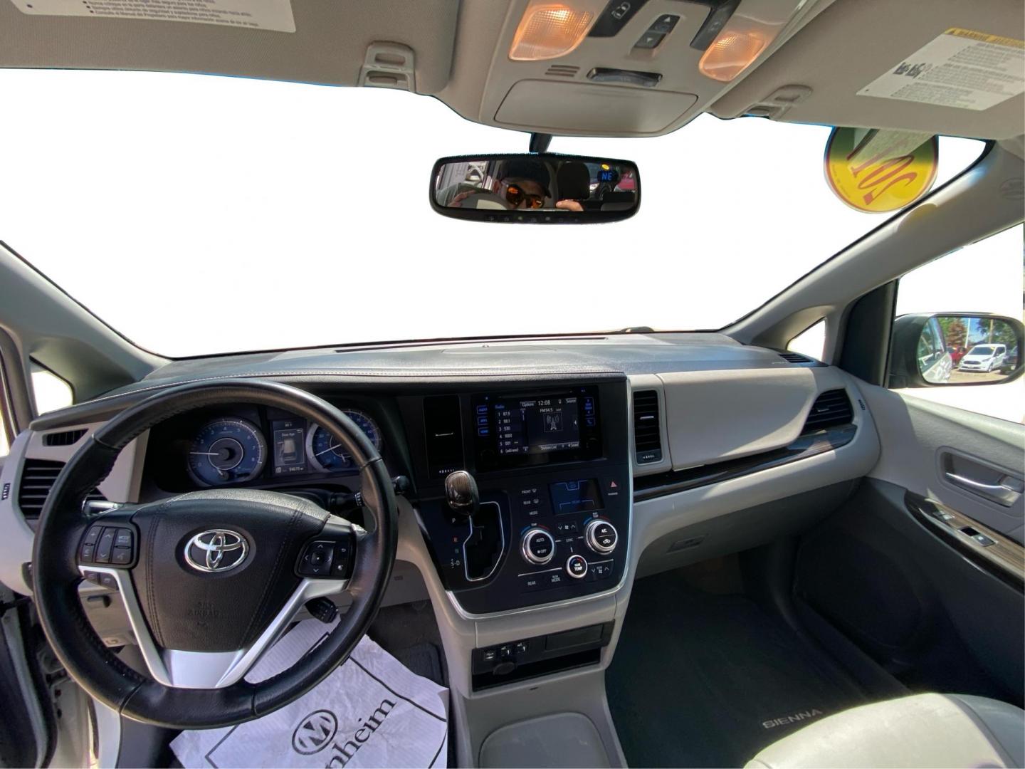 2017 WHITE TOYOTA SIENNA XLE (5TDYZ3DC1HS) with an 3.5L engine, Automatic transmission, located at 908 SE 14th Street, Des Moines, IA, 50317, (515) 281-0330, 41.580303, -93.597046 - Photo#22