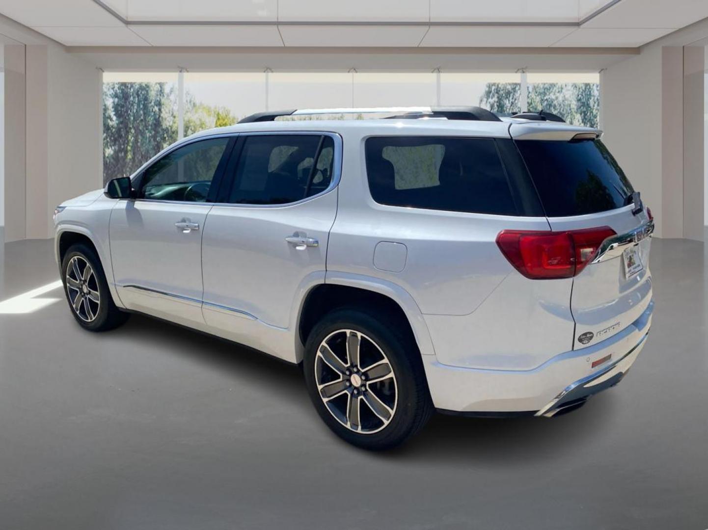 2018 WHITE GMC ACADIA DENALI (1GKKNXLS8JZ) with an 3.6L engine, Automatic transmission, located at 908 SE 14th Street, Des Moines, IA, 50317, (515) 281-0330, 41.580303, -93.597046 - Photo#4